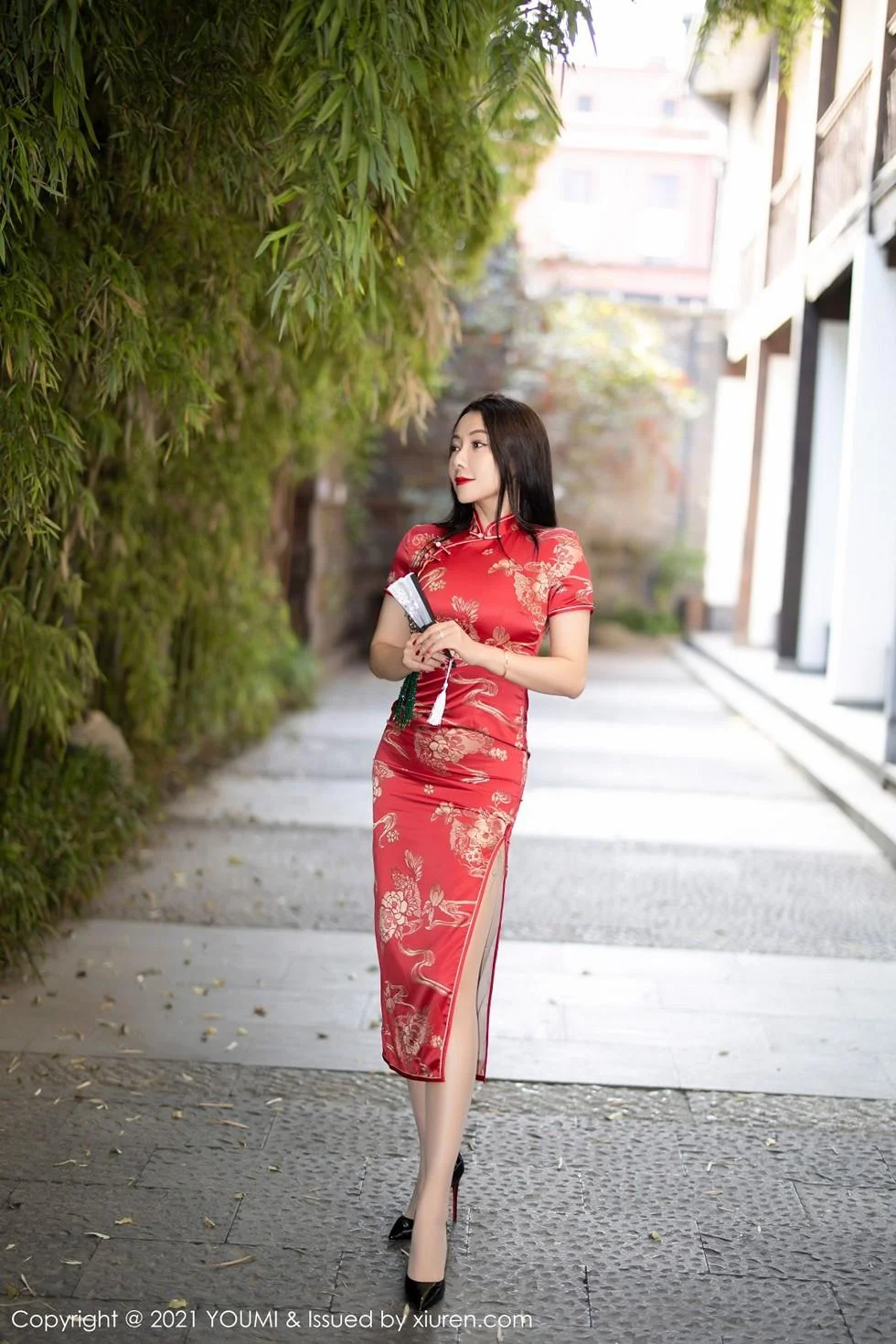 果儿Victoria杭州旅拍鲜艳古典旗袍半脱露豪乳绝美写真 第 16 张
