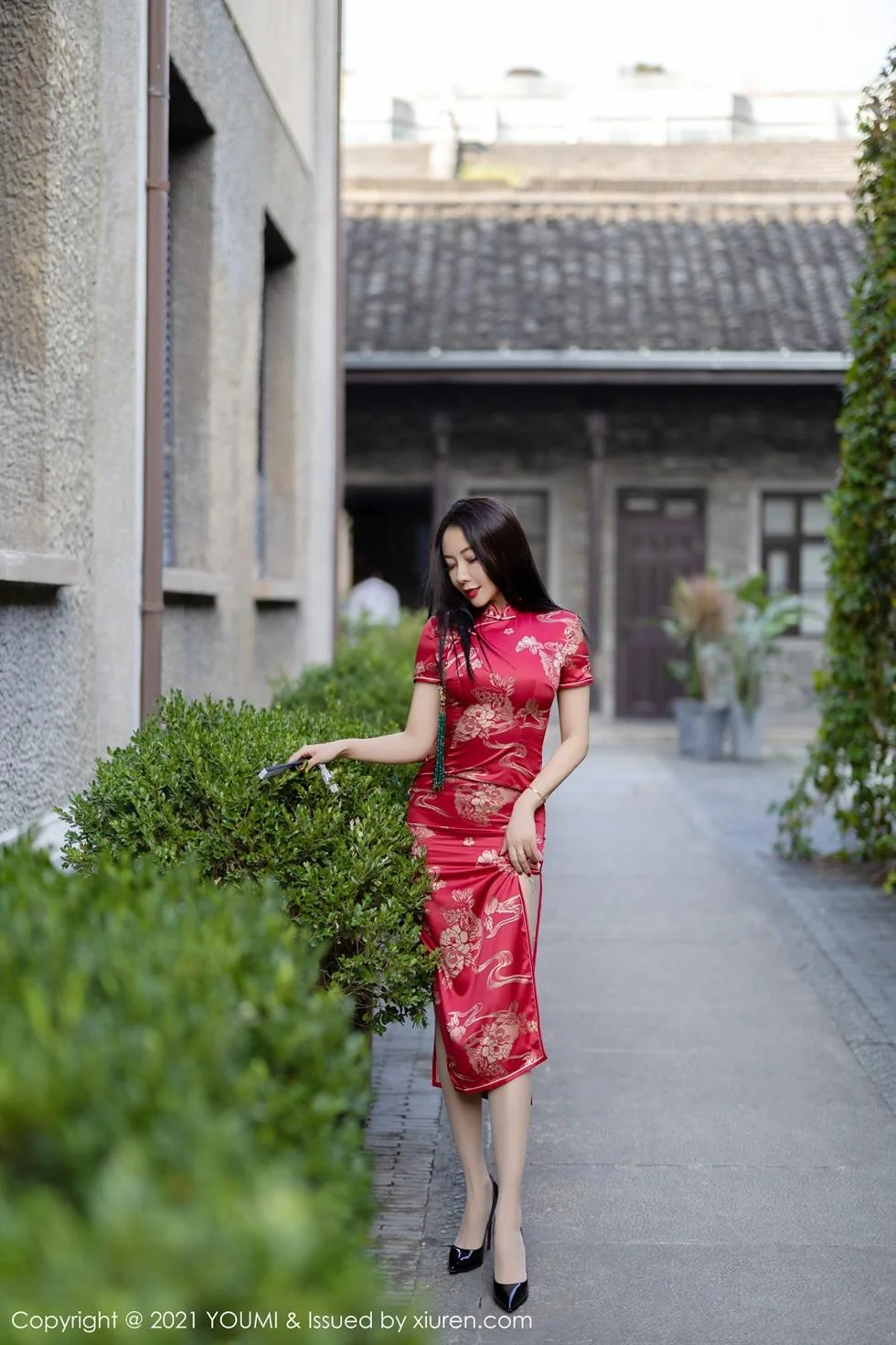果儿Victoria杭州旅拍鲜艳古典旗袍半脱露豪乳绝美写真 第 22 张