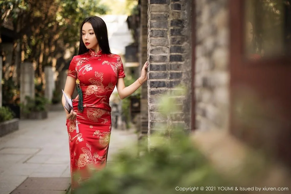 果儿Victoria杭州旅拍鲜艳古典旗袍半脱露豪乳绝美写真 第 3 张