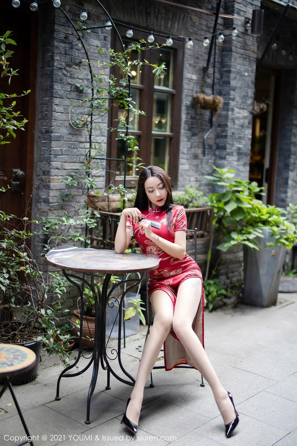 果儿Victoria杭州旅拍鲜艳古典旗袍半脱露豪乳绝美写真 第 6 张