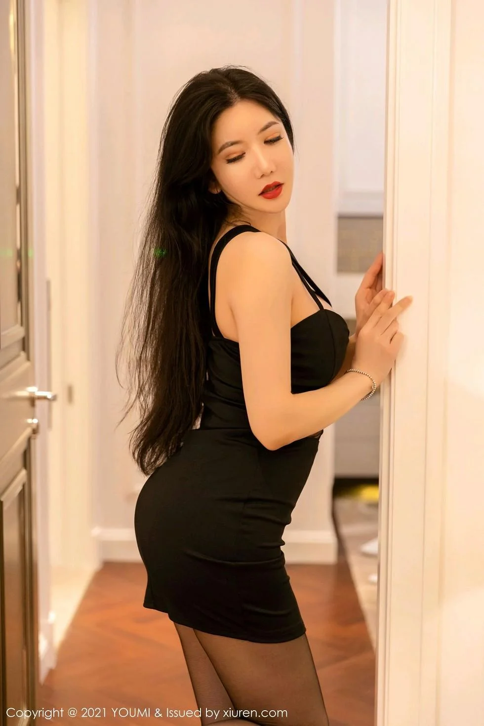 心妍小公主私房低胸吊带配黑丝裤袜秀豪乳翘臀绝美写真 第 12 张