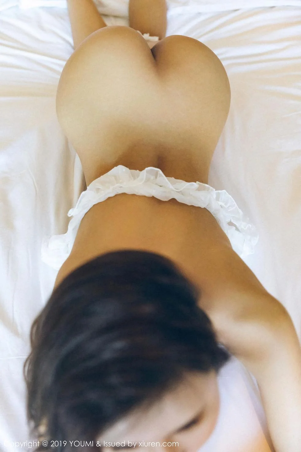SOLO-尹菲私房白色内衣半脱露豪乳翘臀惹火绝美写真 第 50 张