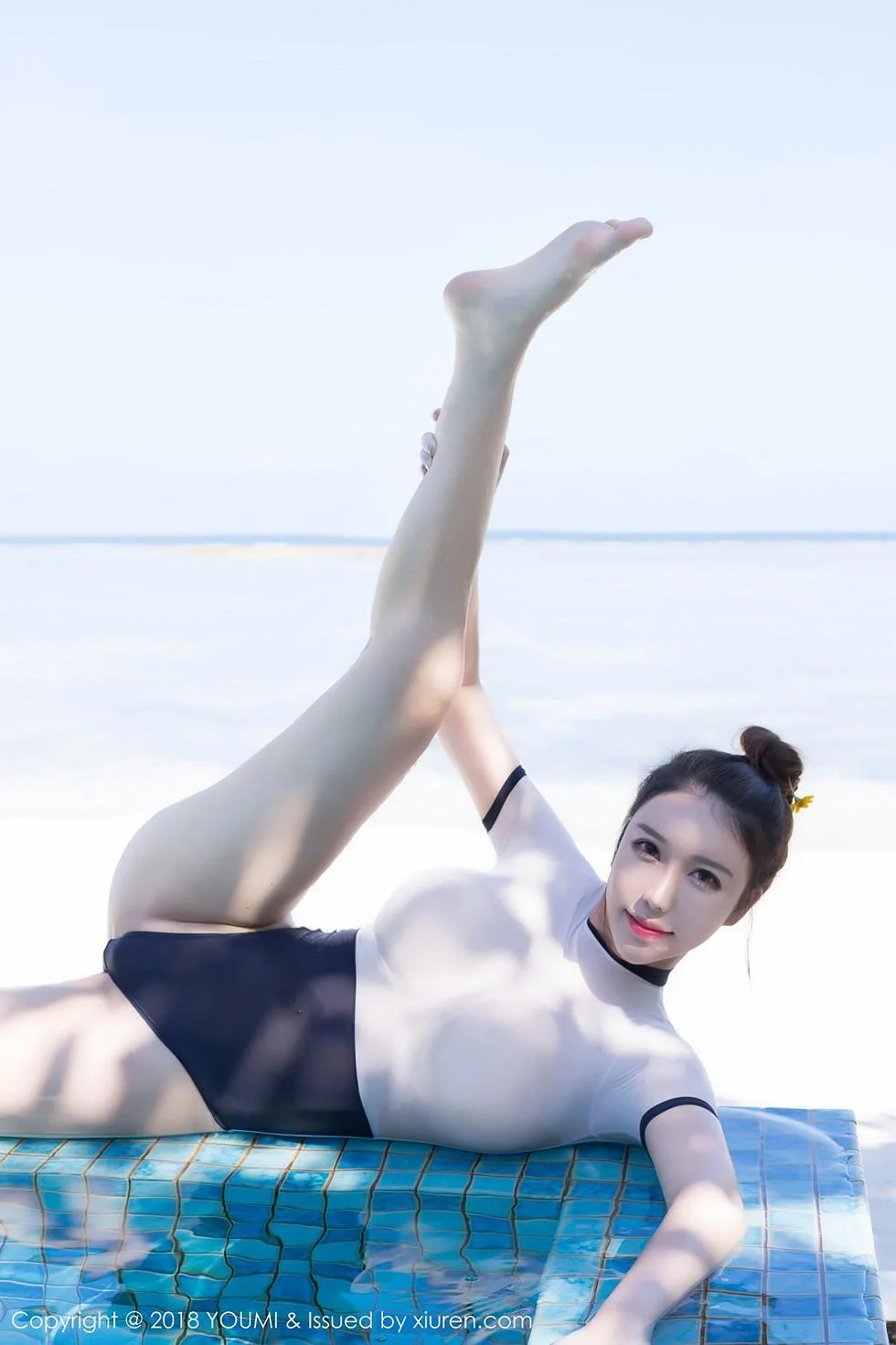 Egg_尤妮丝泳池里露背毛衣半脱露丰满肥臀火辣绝美写真 第 73 张