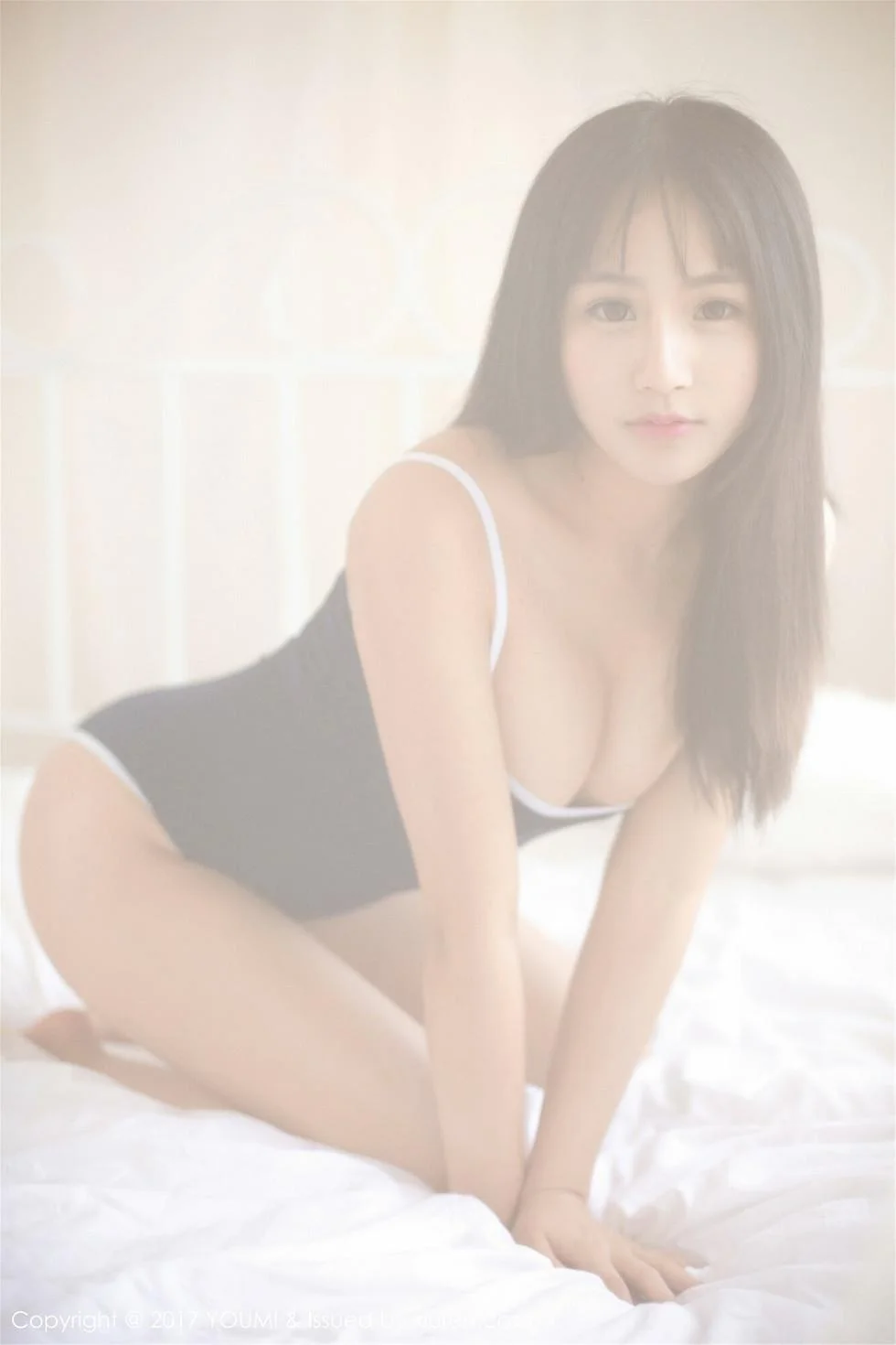 巨乳思淇Sukiiii居家露背毛衣+死库水秀完美身材写真 第 85 张