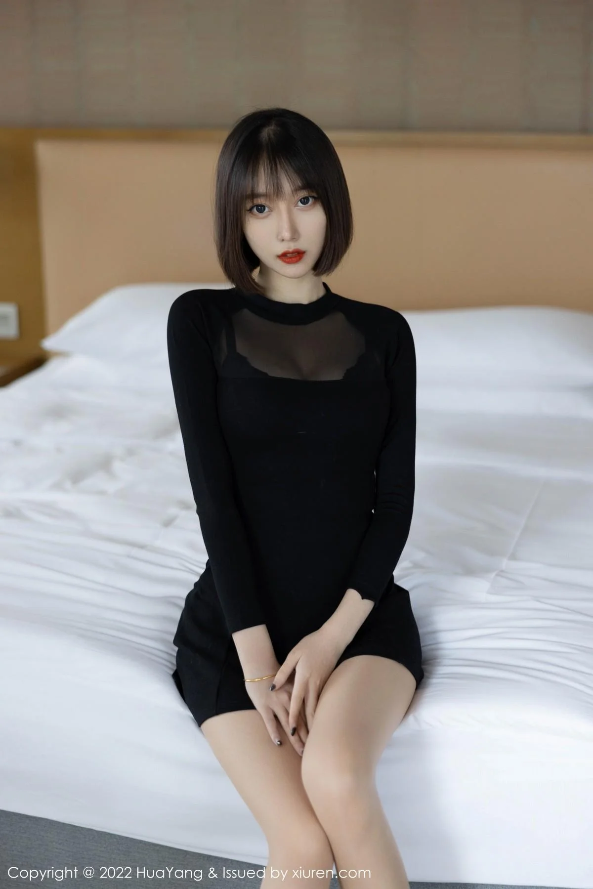 玥儿玥er私房黑色超短连衣裙配开档肉丝完美绝美写真 第 2 张