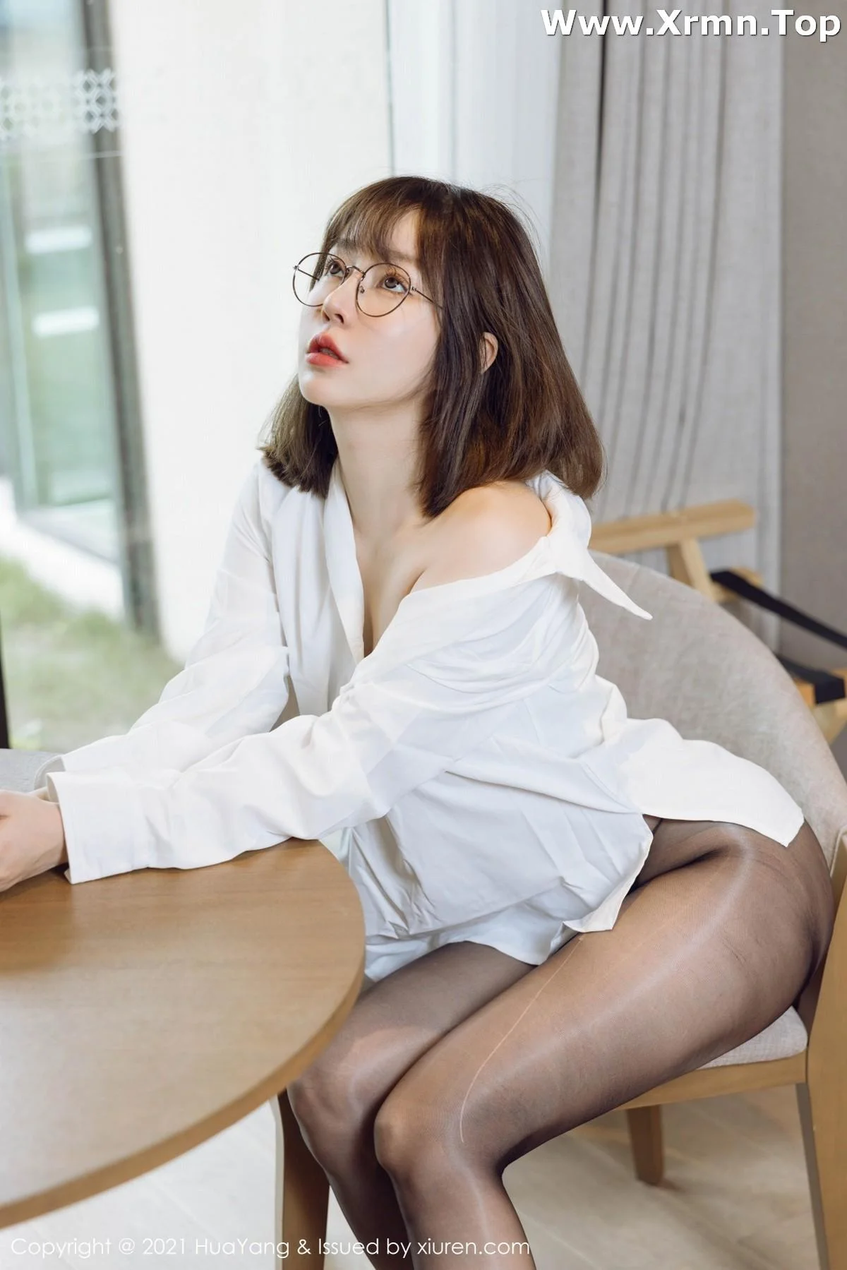 王雨纯成都旅拍纯欲风格脱白衬衫露连体开档黑丝绝美写真 第 20 张