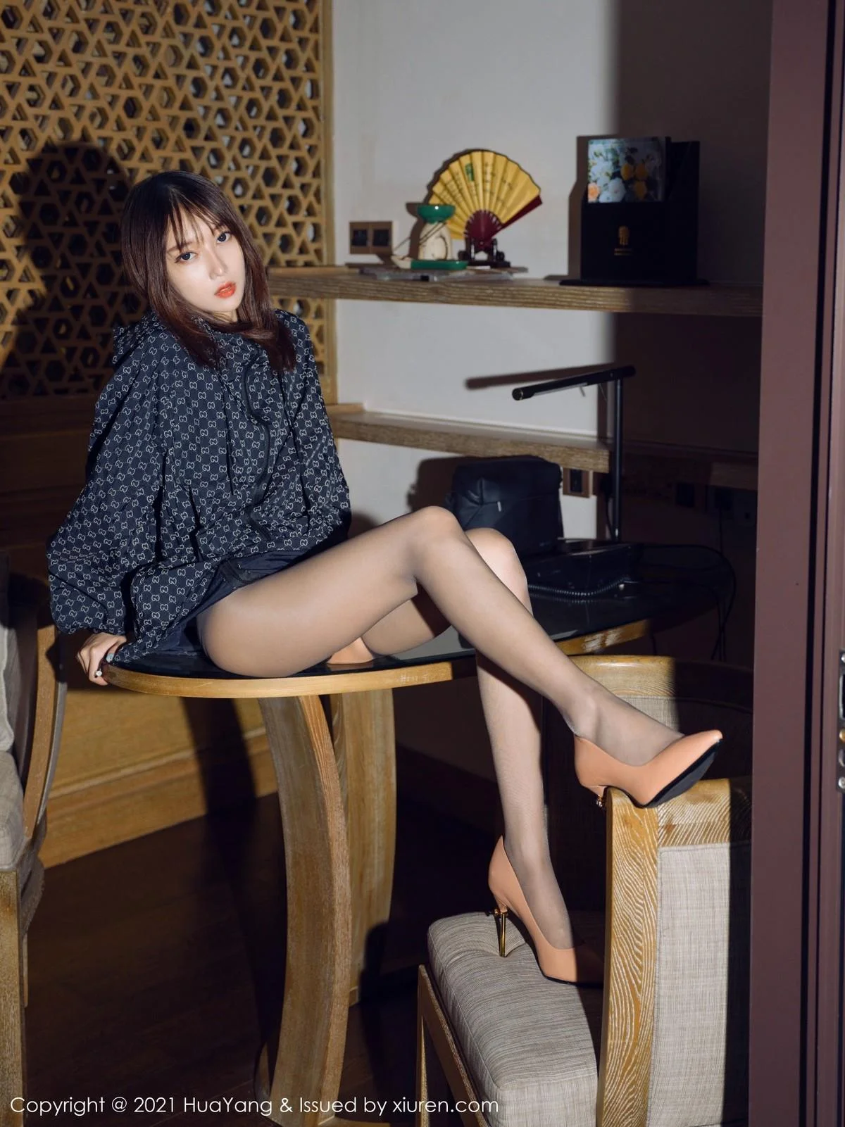 玥儿玥er桂林旅拍开档黑丝裤袜秀翘臀美腿绝美写真 第 37 张
