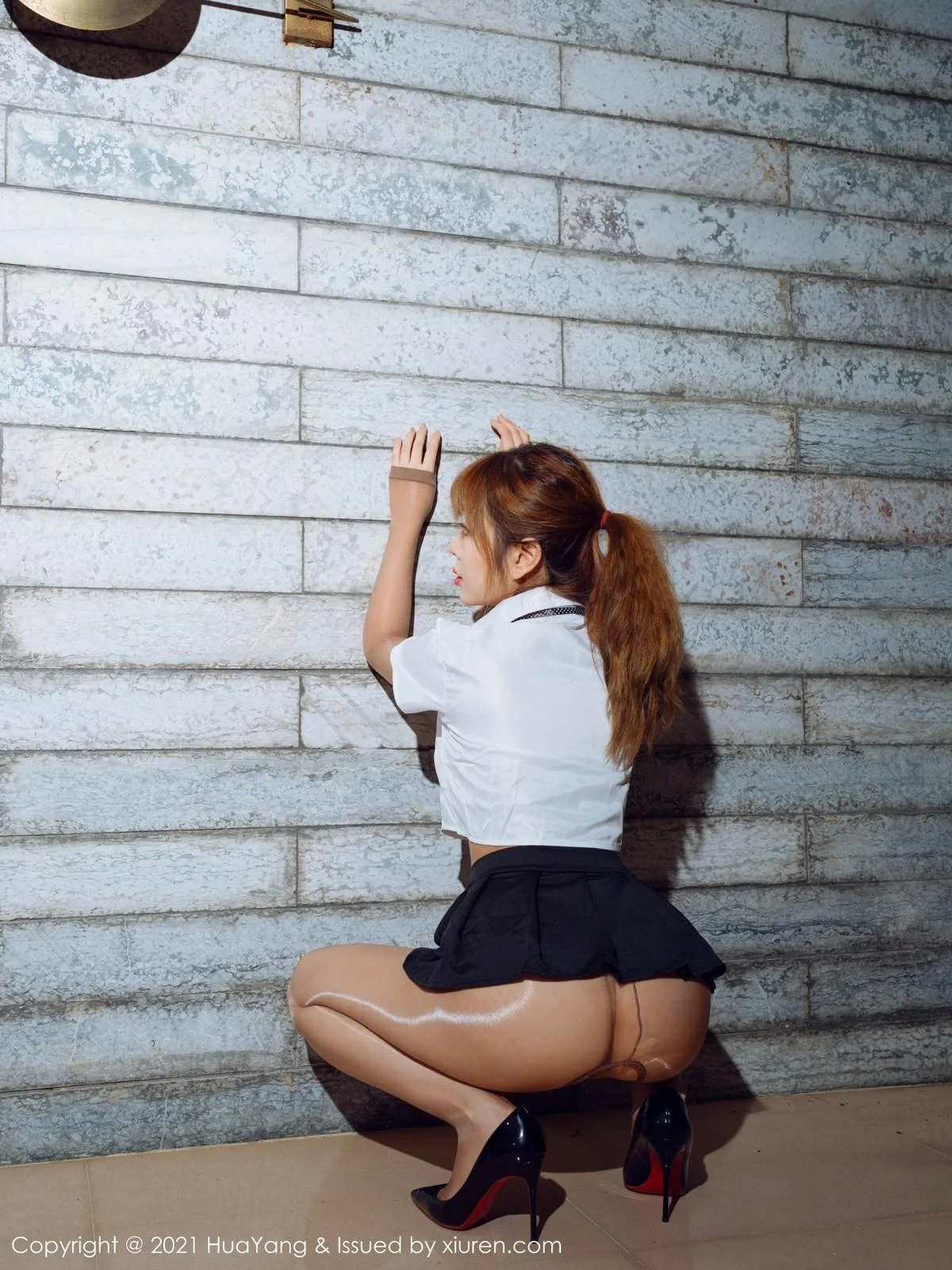 王雨纯阳朔旅拍脱白衬衣黑短裙露连体肉丝火辣绝美写真 第 34 张