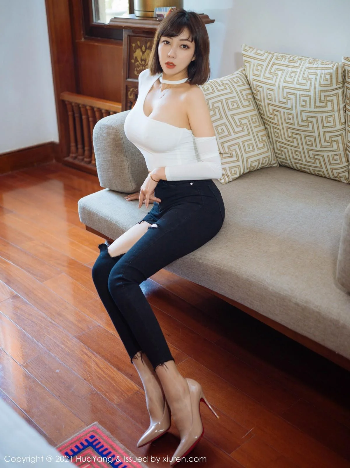 性感美女果儿西双版纳旅拍半脱露肉丝裤袜秀翘臀绝美写真 第 17 张
