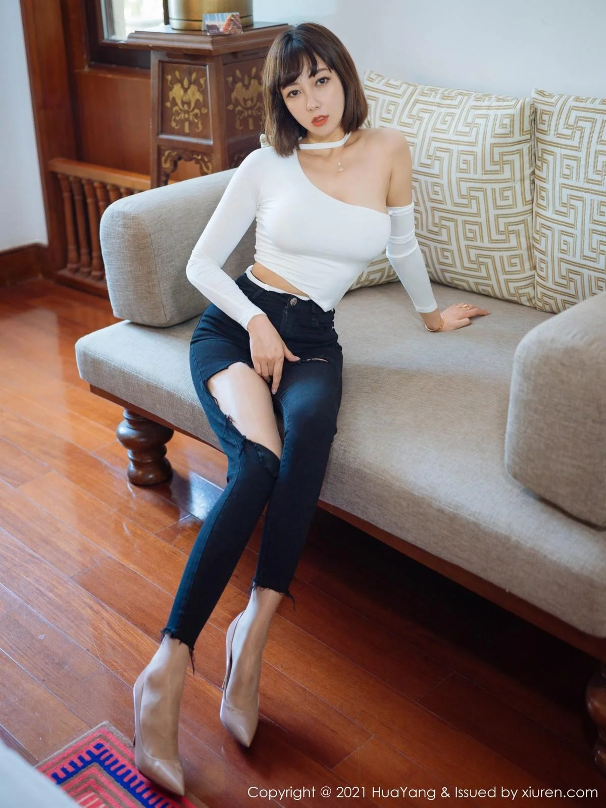 性感美女果儿西双版纳旅拍半脱露肉丝裤袜秀翘臀绝美写真 第 2 张