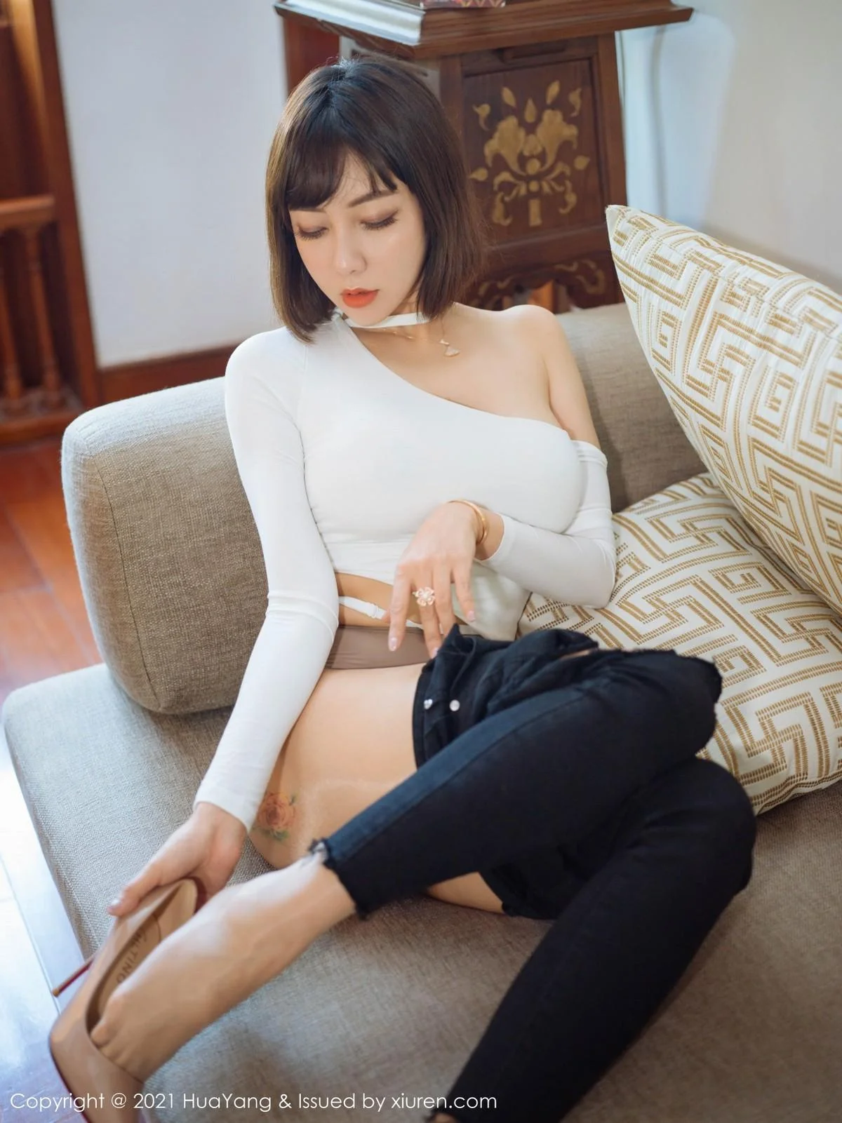 性感美女果儿西双版纳旅拍半脱露肉丝裤袜秀翘臀绝美写真 第 42 张