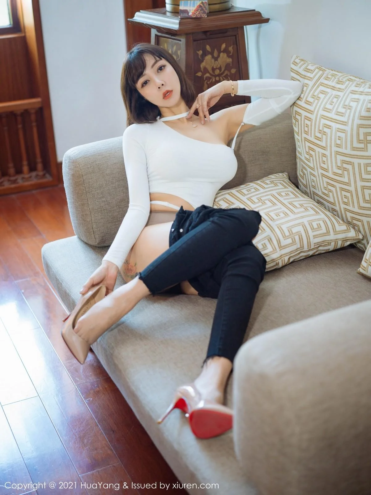性感美女果儿西双版纳旅拍半脱露肉丝裤袜秀翘臀绝美写真 第 43 张