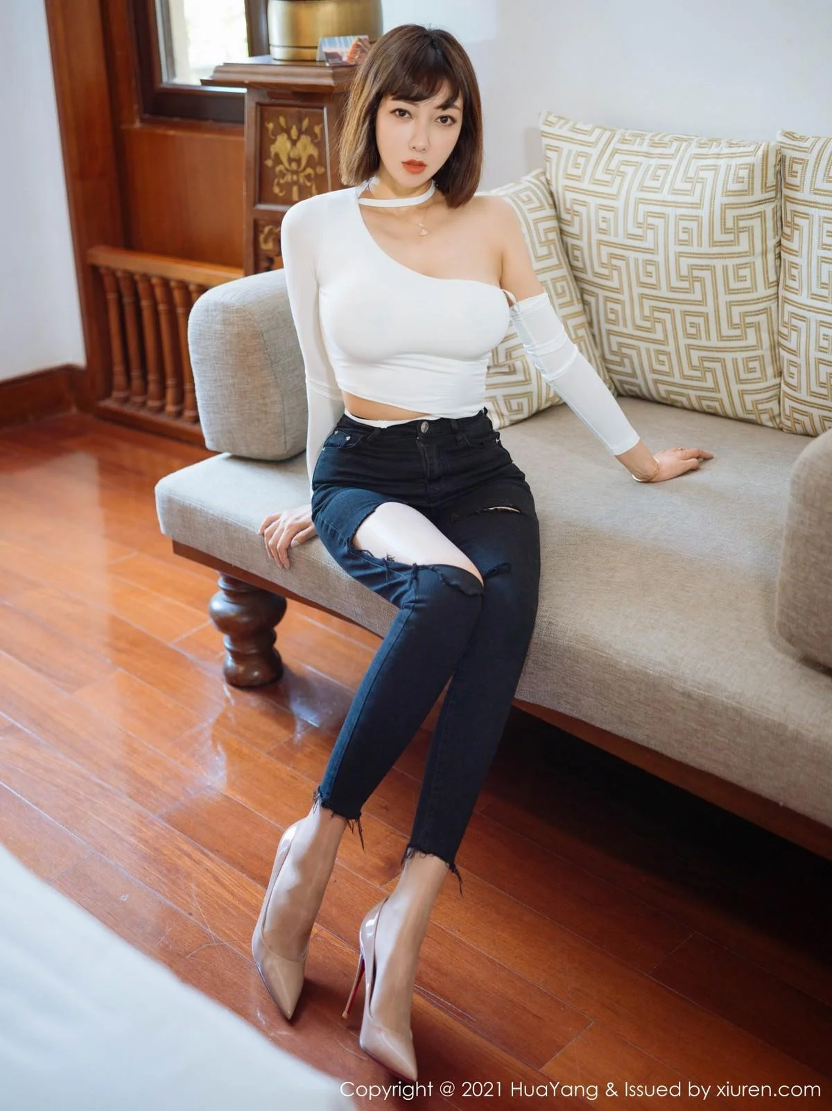 性感美女果儿西双版纳旅拍半脱露肉丝裤袜秀翘臀绝美写真 第 6 张