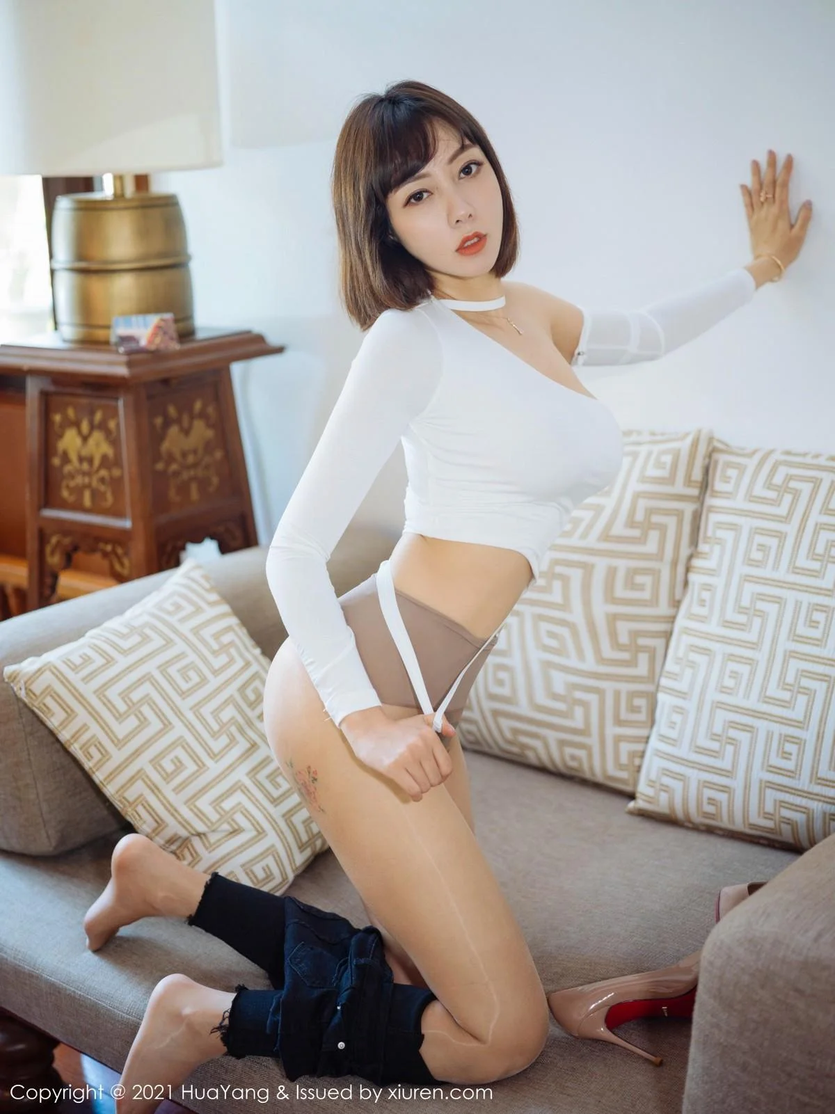 性感美女果儿西双版纳旅拍半脱露肉丝裤袜秀翘臀绝美写真 第 69 张