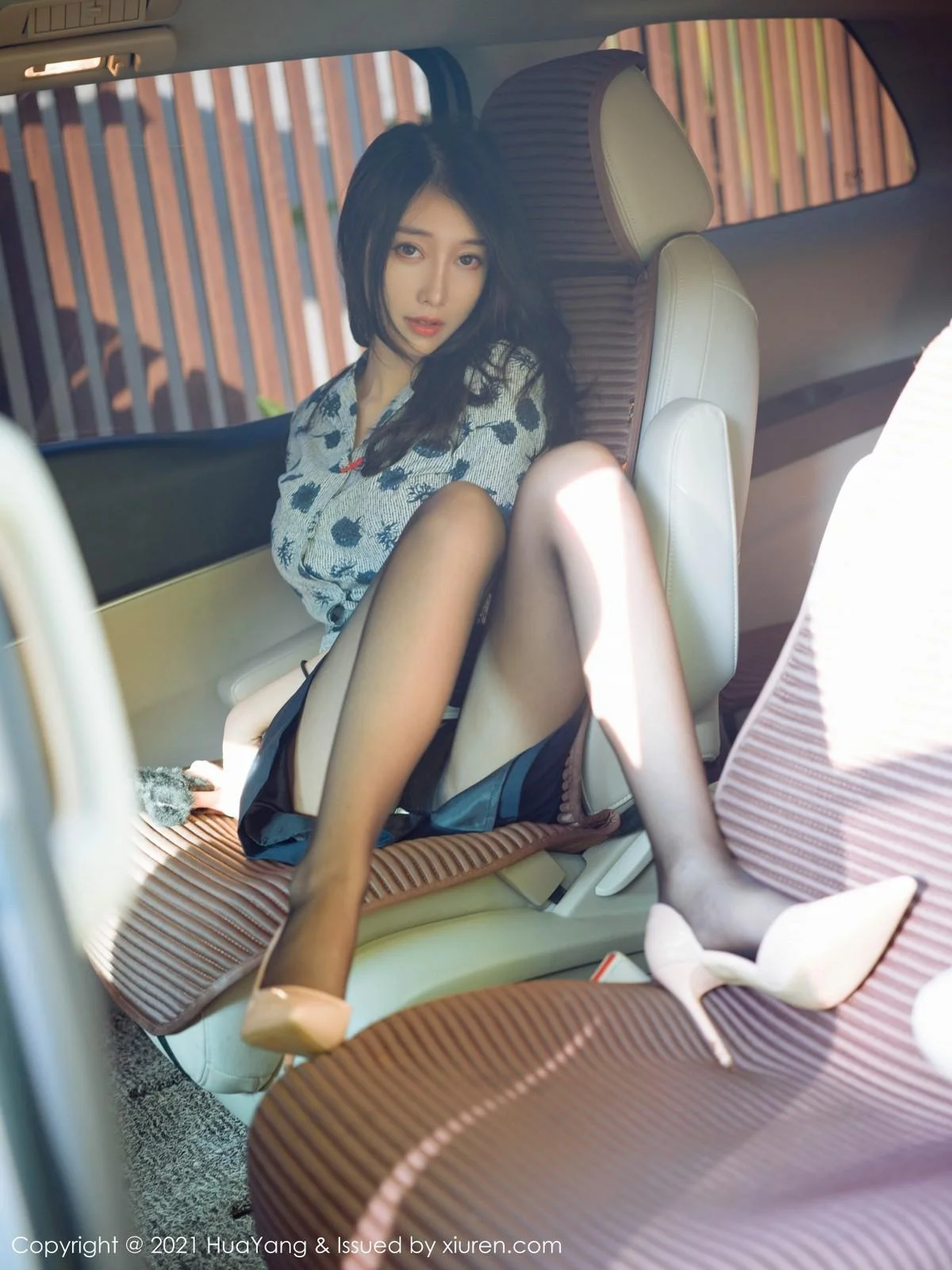 玥儿玥er三亚旅拍私房浴室半脱露火辣身材绝美写真 第 8 张