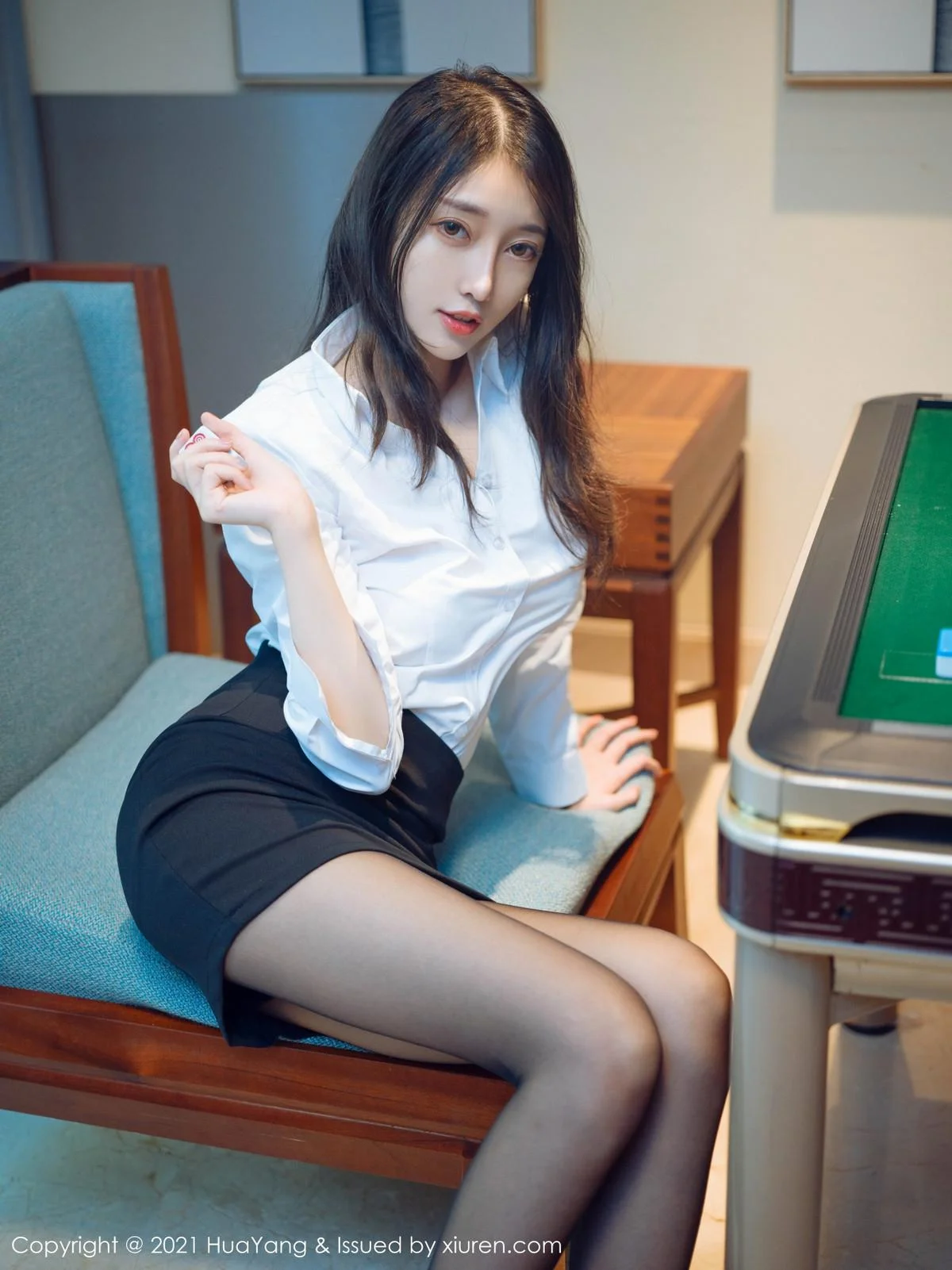 玥儿玥er三亚旅拍麻将室真空白衬衣露豪乳半球绝美写真 第 10 张