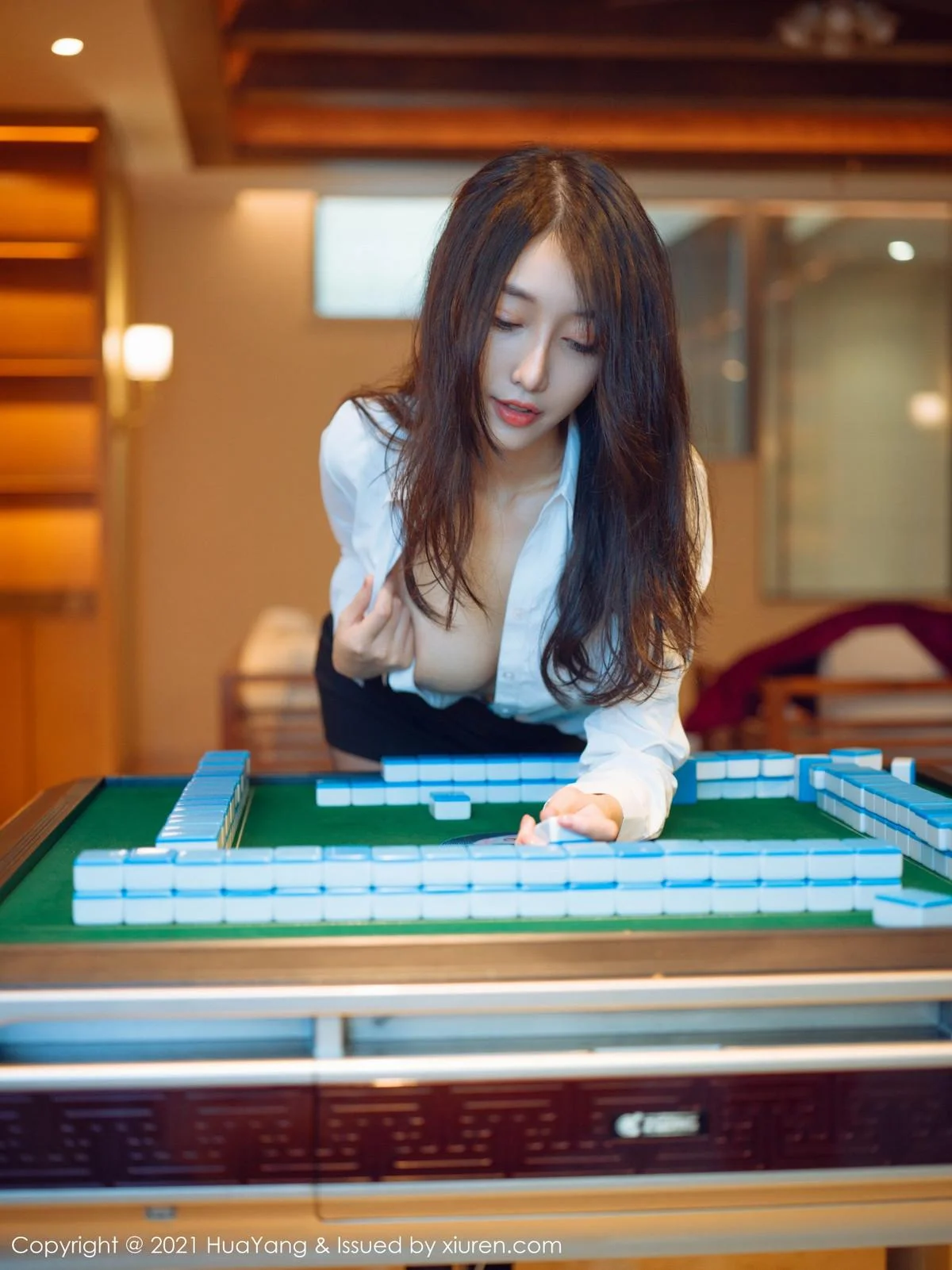 玥儿玥er三亚旅拍麻将室真空白衬衣露豪乳半球绝美写真 第 66 张