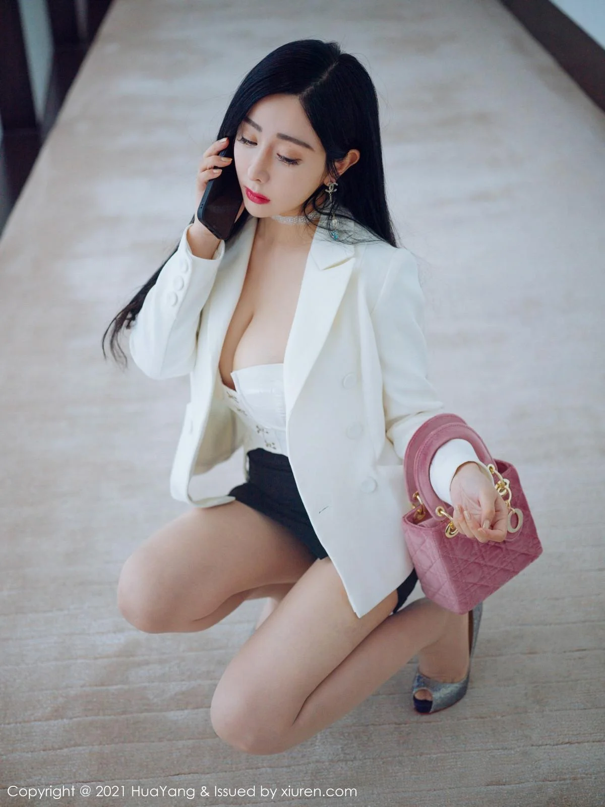 允爾厦门旅拍经典职场制服主题半脱露傲人豪乳绝美写真 第 16 张