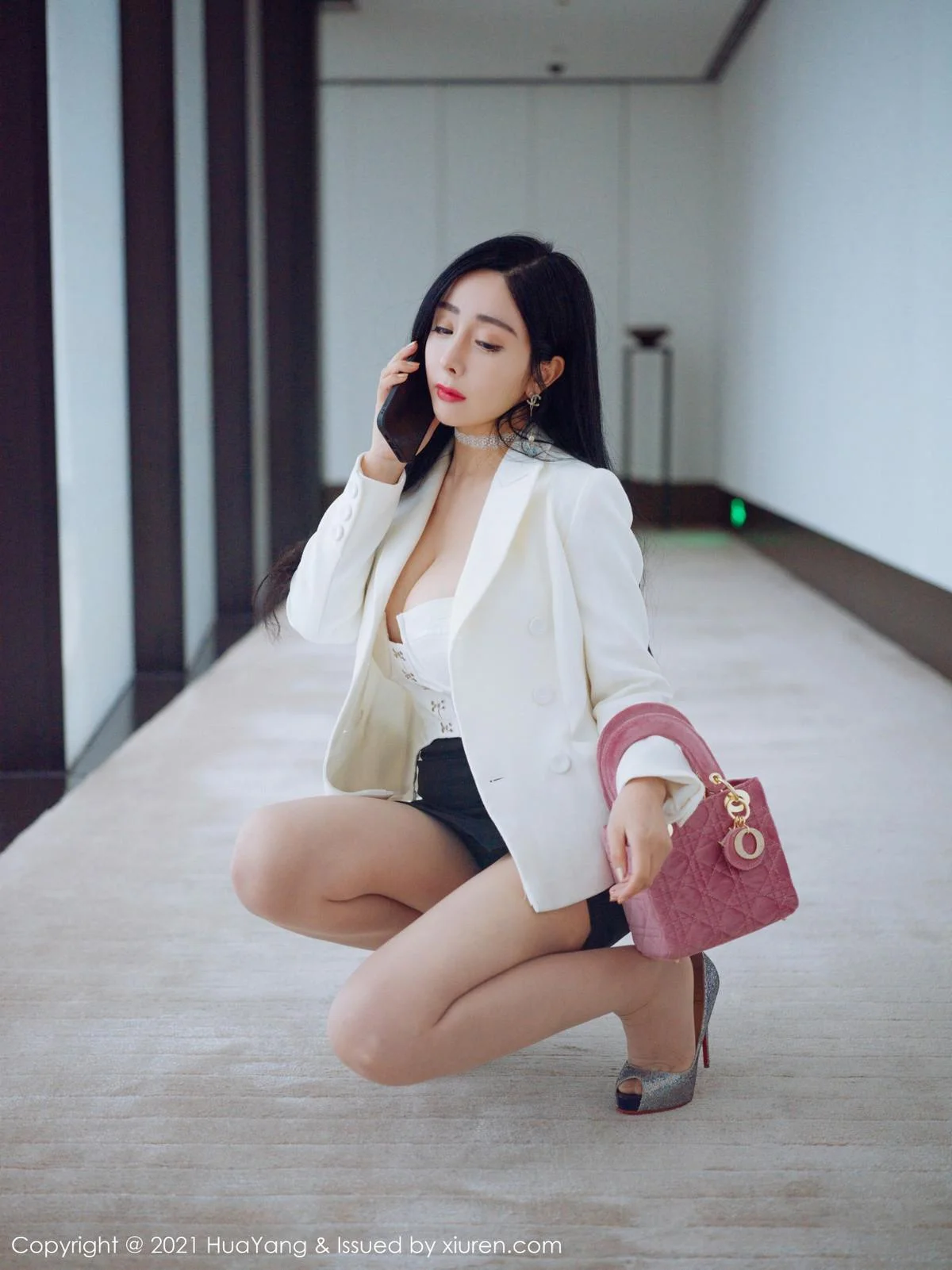 允爾厦门旅拍经典职场制服主题半脱露傲人豪乳绝美写真 第 18 张