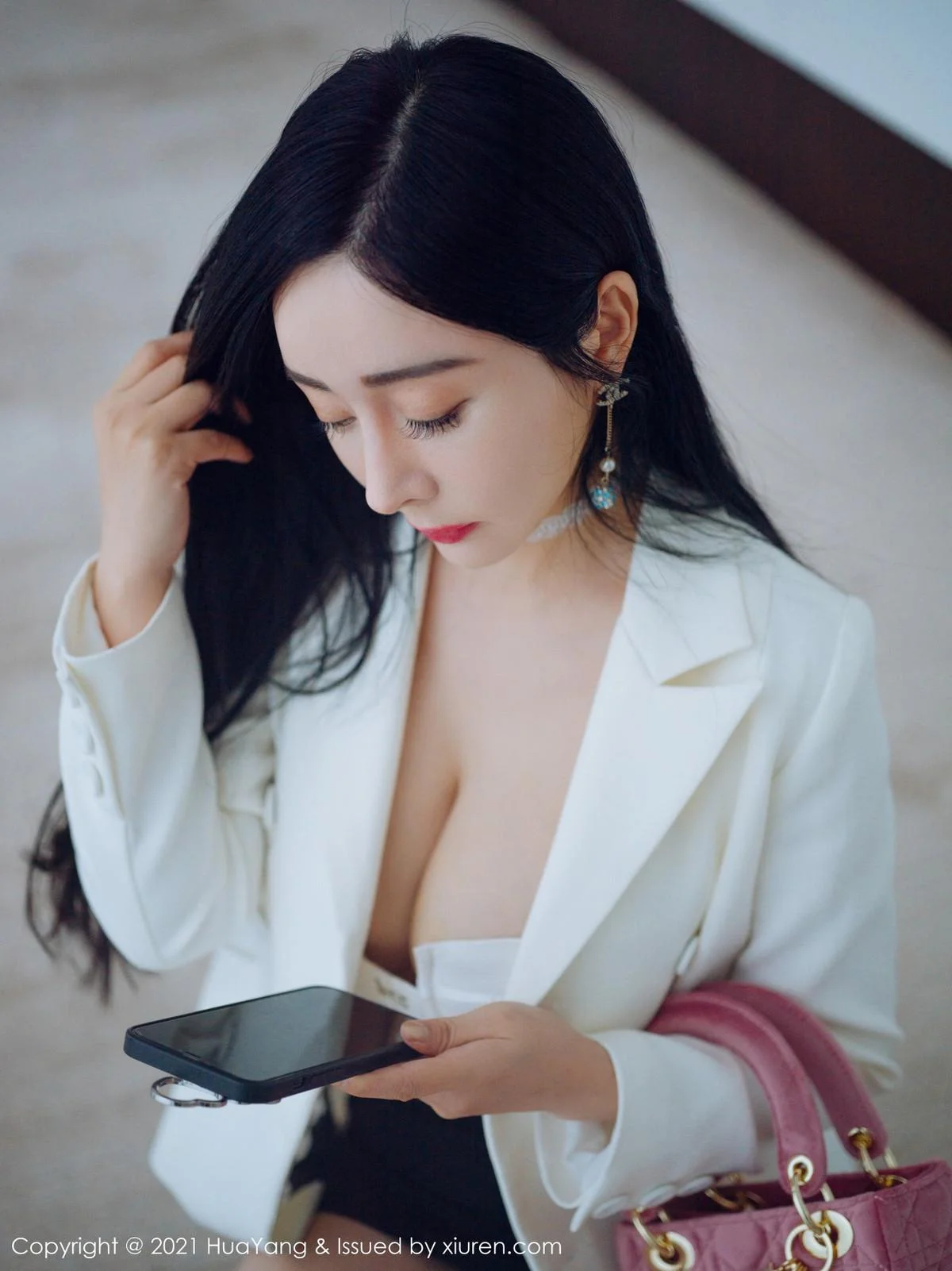 允爾厦门旅拍经典职场制服主题半脱露傲人豪乳绝美写真 第 21 张