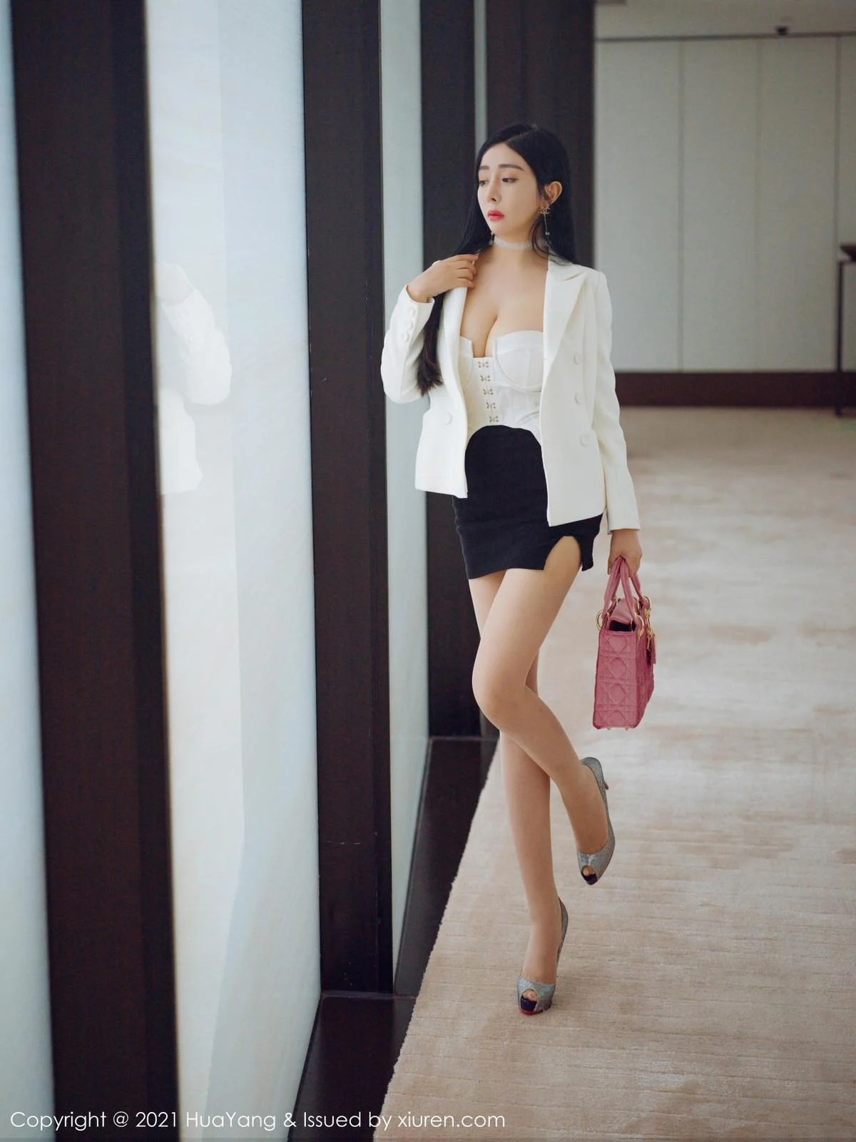 允爾厦门旅拍经典职场制服主题半脱露傲人豪乳绝美写真 第 24 张
