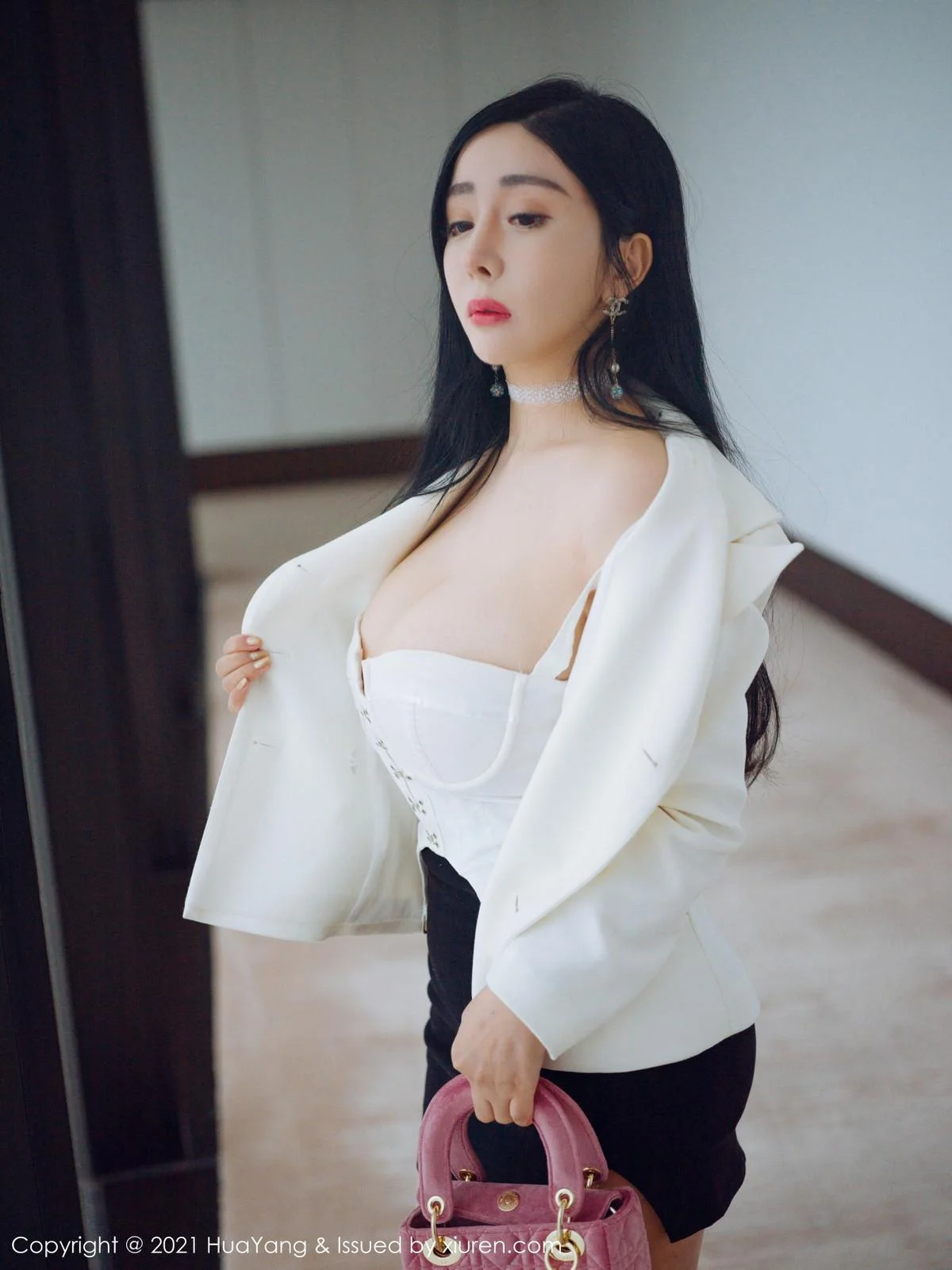允爾厦门旅拍经典职场制服主题半脱露傲人豪乳绝美写真 第 25 张