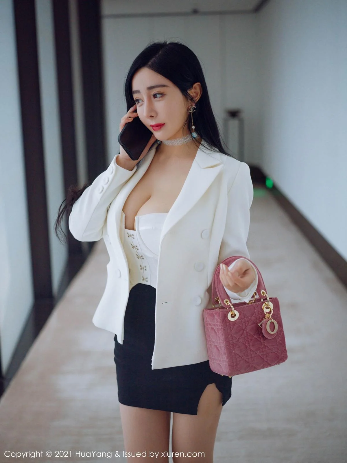 允爾厦门旅拍经典职场制服主题半脱露傲人豪乳绝美写真 第 3 张