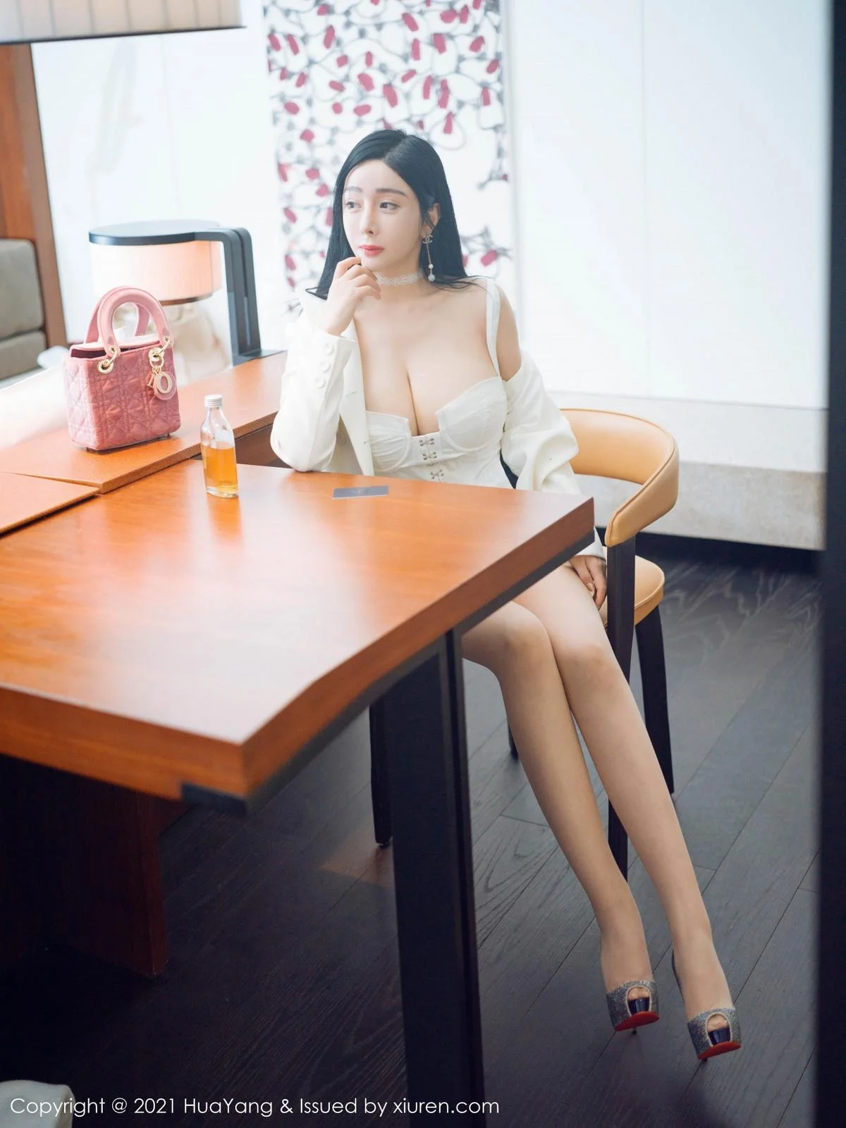 允爾厦门旅拍经典职场制服主题半脱露傲人豪乳绝美写真 第 36 张