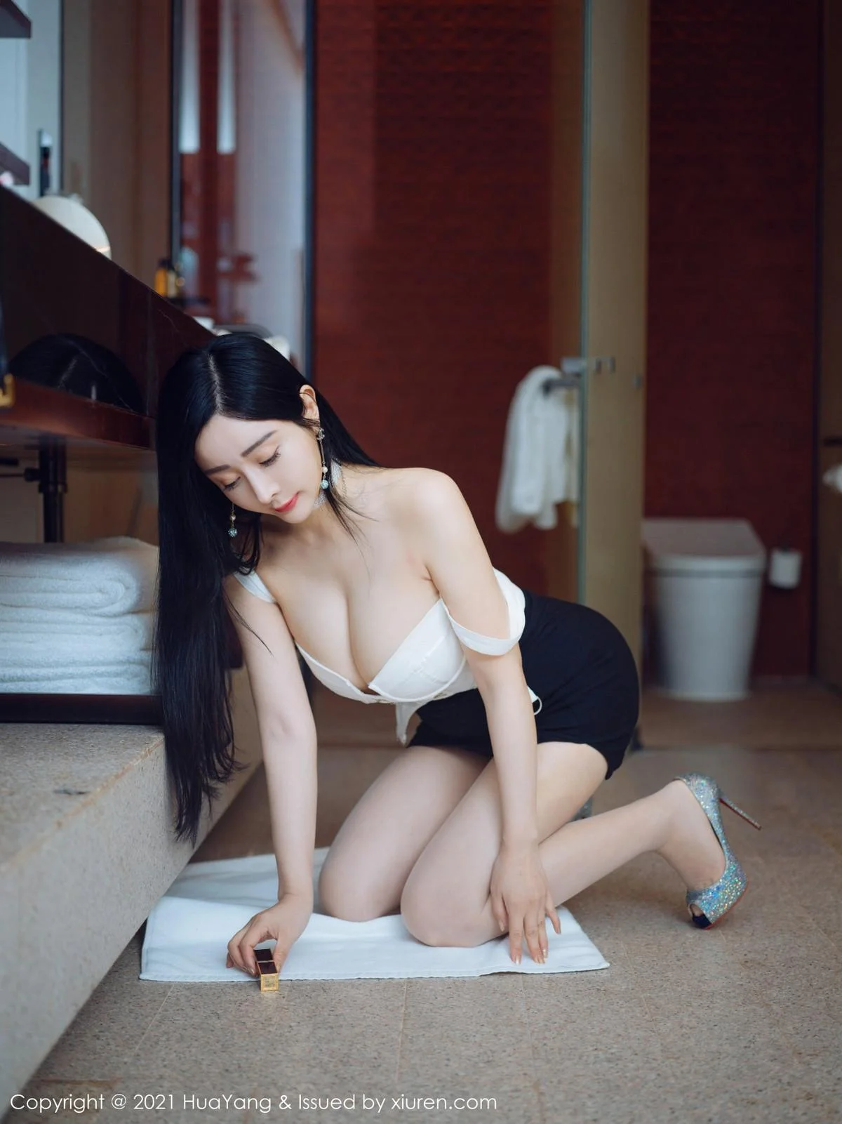允爾厦门旅拍经典职场制服主题半脱露傲人豪乳绝美写真 第 56 张