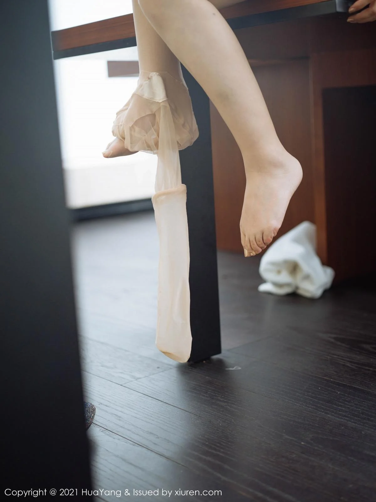 允爾厦门旅拍经典职场制服主题半脱露傲人豪乳绝美写真 第 76 张