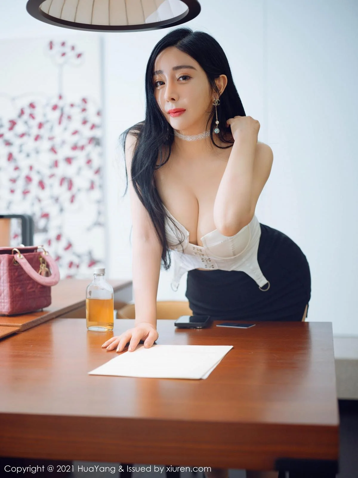 允爾厦门旅拍经典职场制服主题半脱露傲人豪乳绝美写真 第 8 张