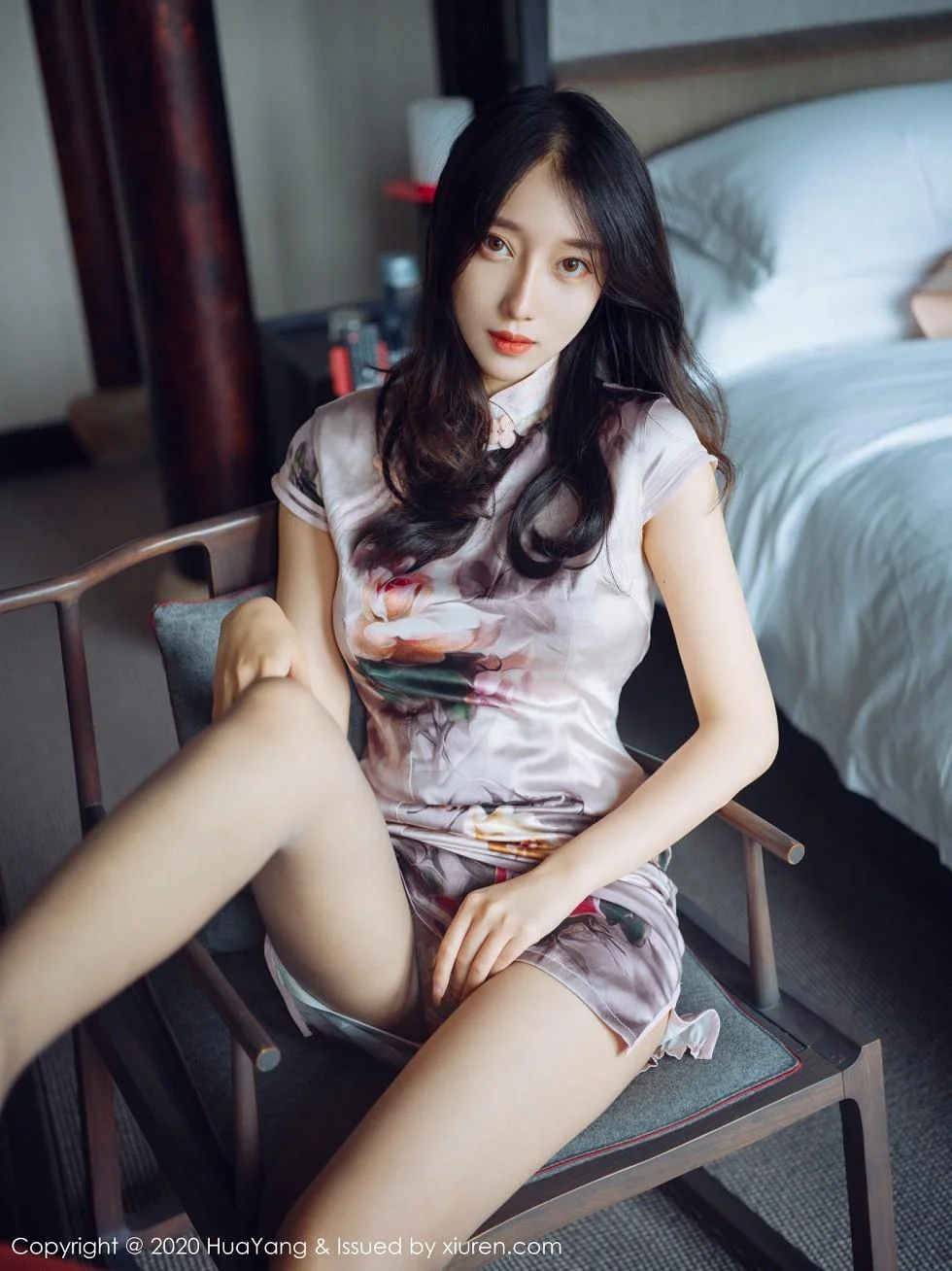 玥儿玥er杭州旅拍脱古韵旗袍露粉色内衣黑丝裤袜绝美写真 第 1 张