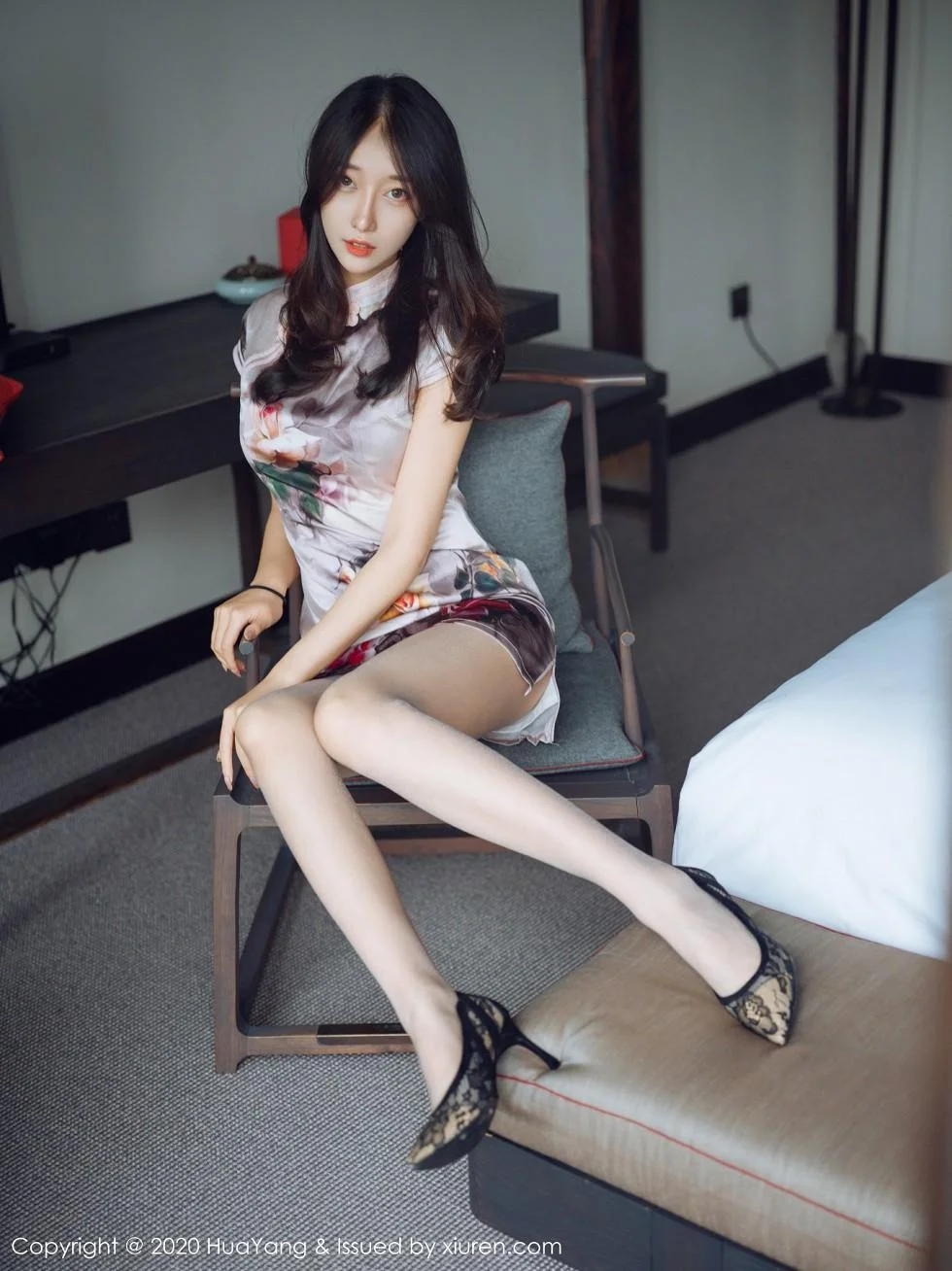 玥儿玥er杭州旅拍脱古韵旗袍露粉色内衣黑丝裤袜绝美写真 第 22 张
