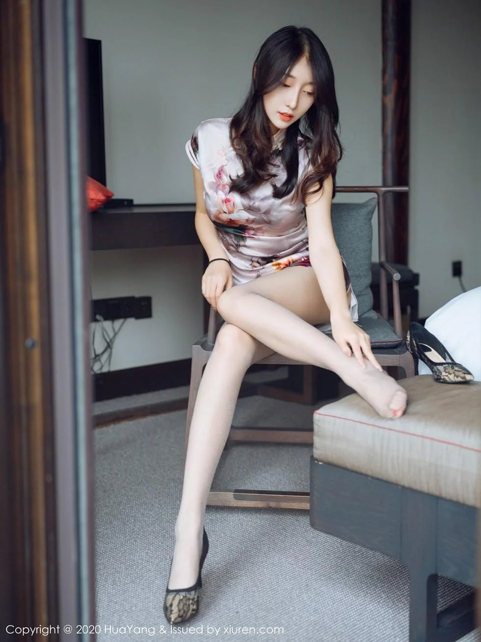 玥儿玥er杭州旅拍脱古韵旗袍露粉色内衣黑丝裤袜绝美写真 第 25 张