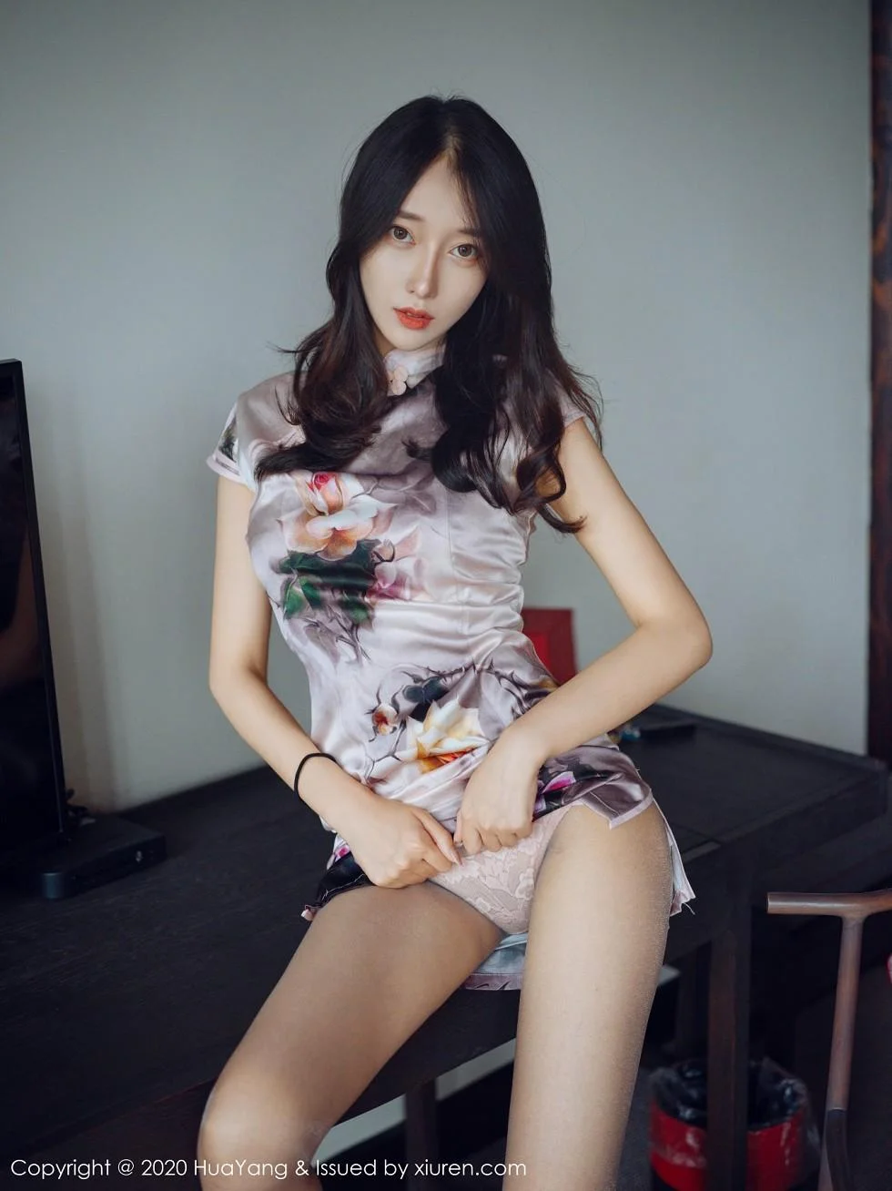 玥儿玥er杭州旅拍脱古韵旗袍露粉色内衣黑丝裤袜绝美写真 第 28 张
