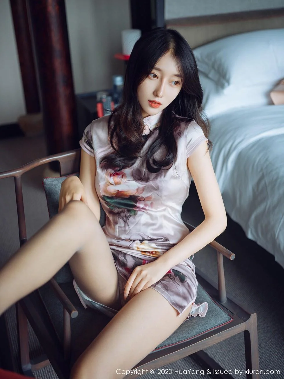 玥儿玥er杭州旅拍脱古韵旗袍露粉色内衣黑丝裤袜绝美写真 第 3 张