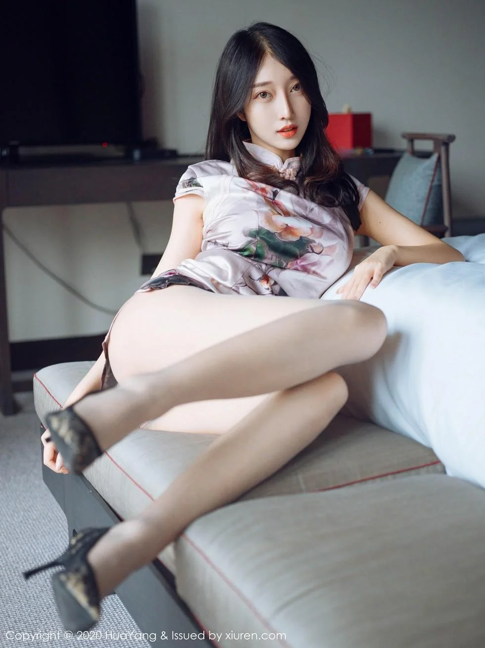 玥儿玥er杭州旅拍脱古韵旗袍露粉色内衣黑丝裤袜绝美写真 第 48 张