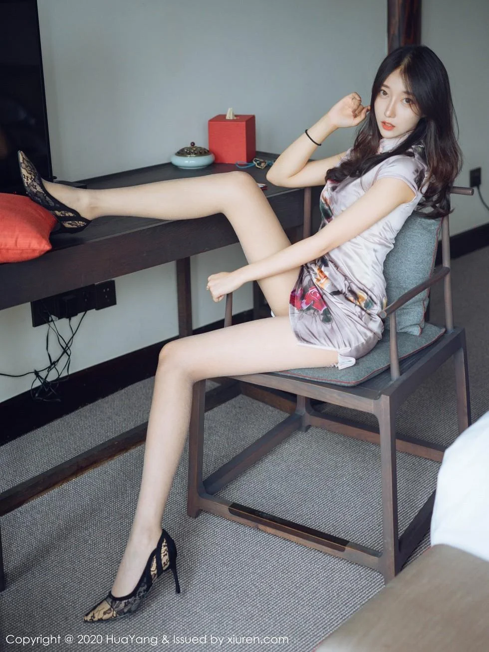玥儿玥er杭州旅拍脱古韵旗袍露粉色内衣黑丝裤袜绝美写真 第 5 张