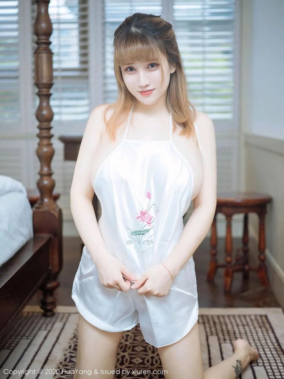 周大萌杭州旅拍纯白丝质肚兜半脱露傲人豪乳极致绝美写真 第 18 张