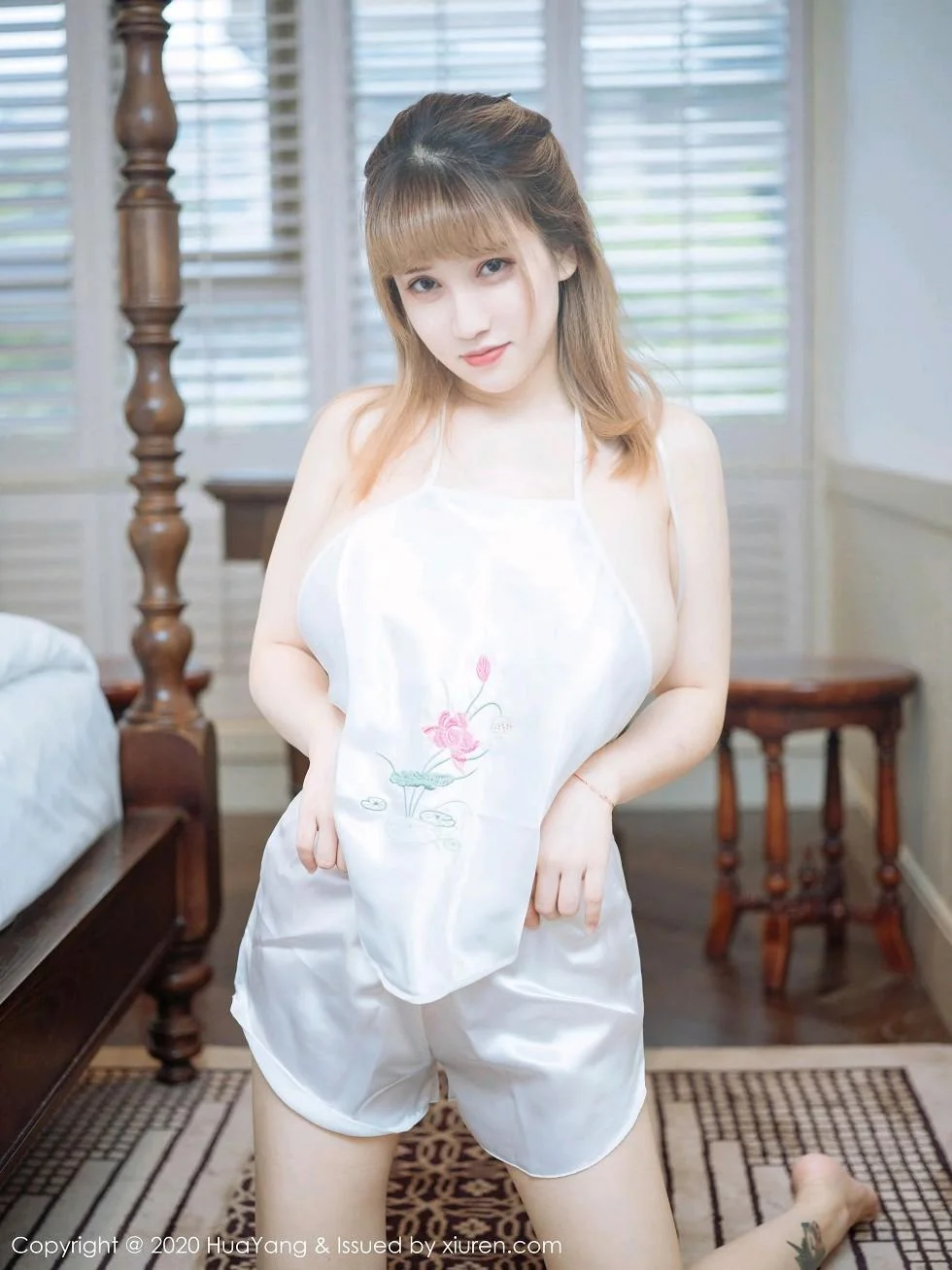 周大萌杭州旅拍纯白丝质肚兜半脱露傲人豪乳极致绝美写真 第 19 张