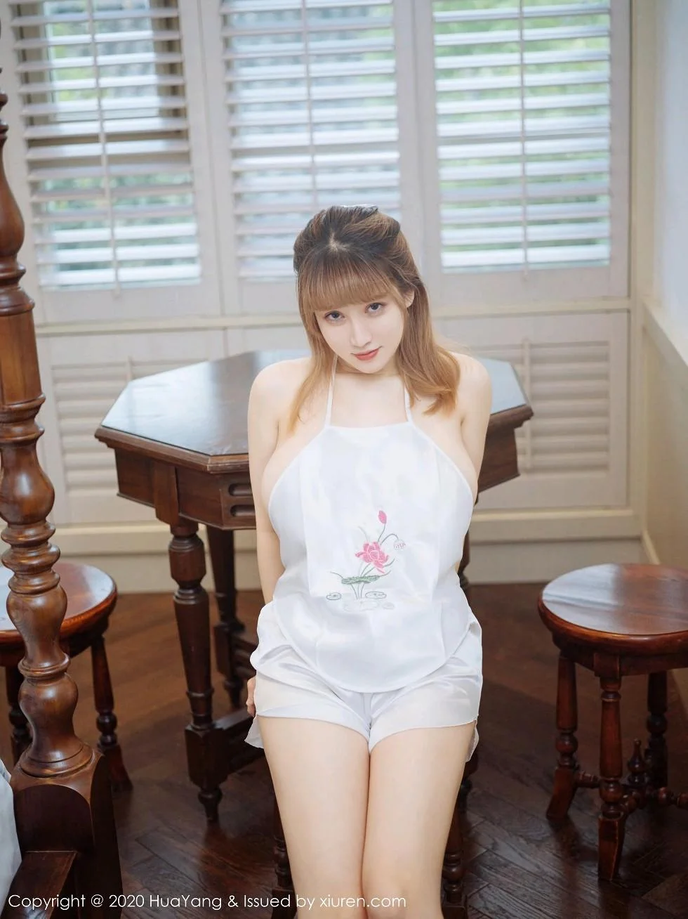 周大萌杭州旅拍纯白丝质肚兜半脱露傲人豪乳极致绝美写真 第 5 张