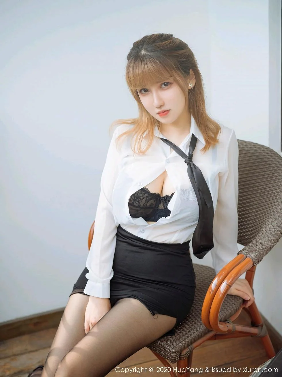 周大萌杭州旅拍职场秘书0L主题超薄黑丝裤袜迷人绝美写真 第 16 张