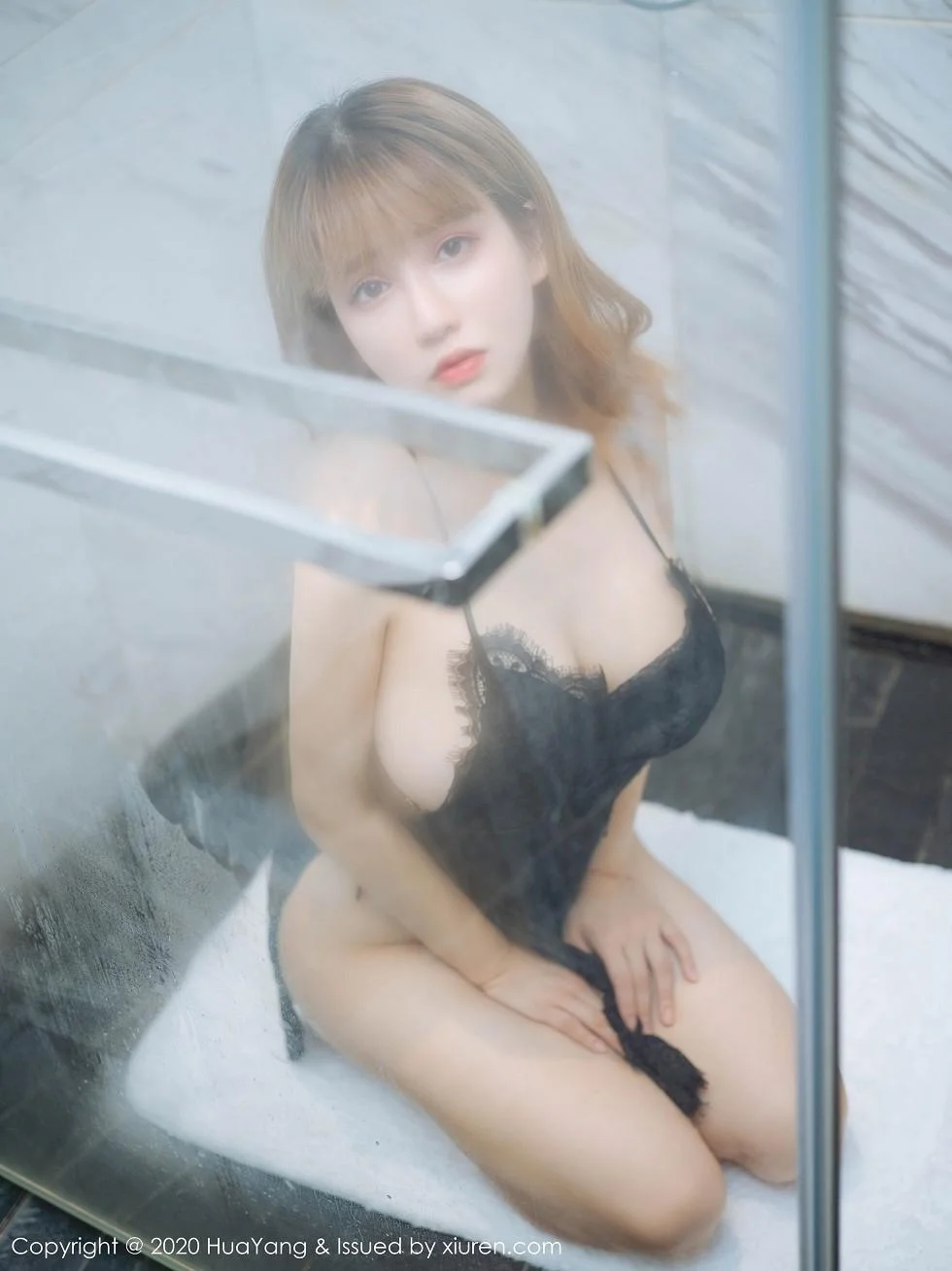 周大萌浴室性感黑色蕾丝睡衣湿身秀惹火身材绝美写真 第 8 张