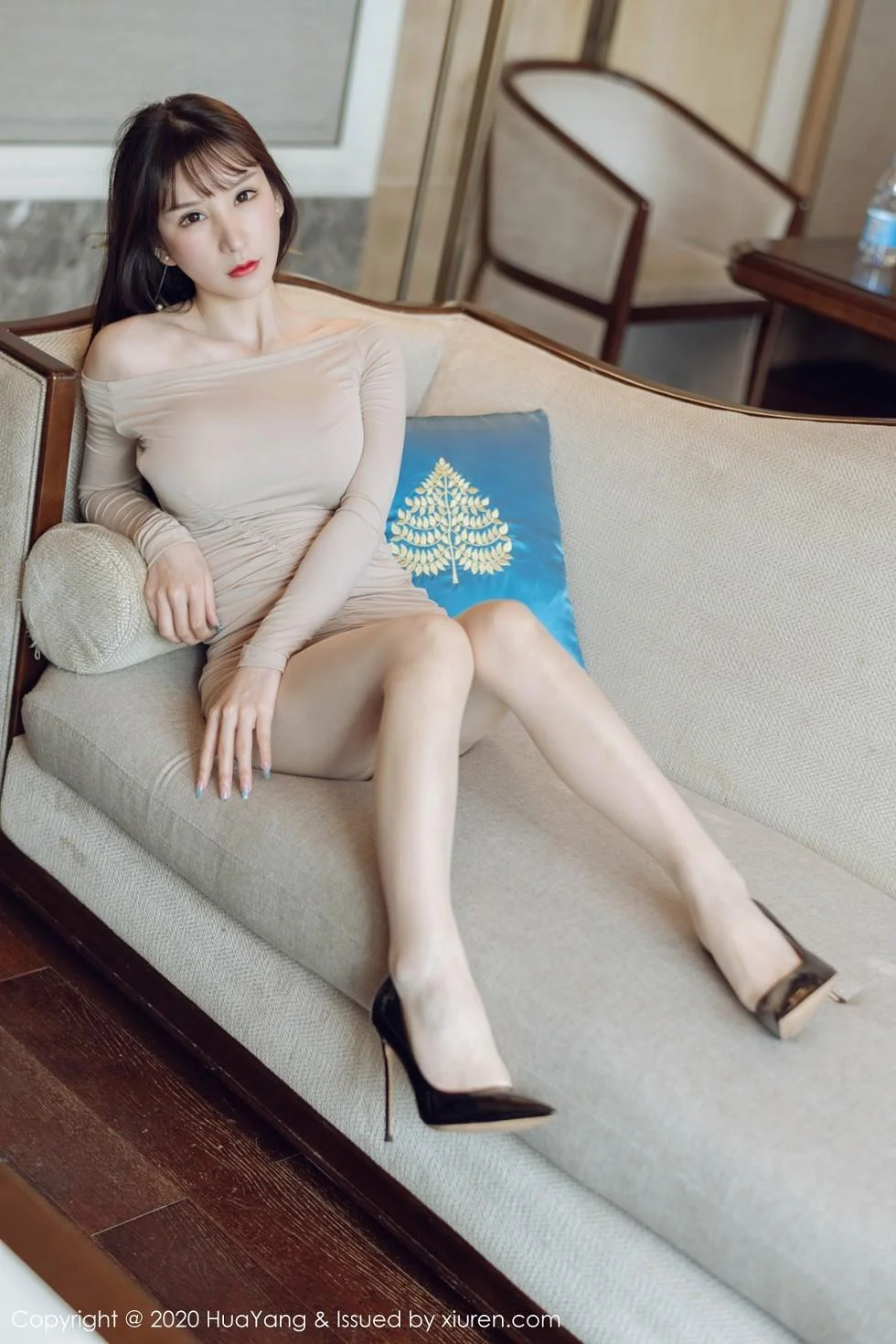 周于希Sandy西双版纳旅拍米色连身裙秀完美身材绝美写真 第 92 张