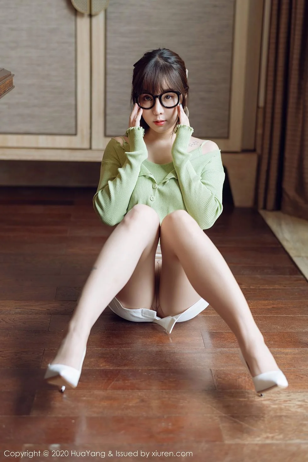 王雨纯西双版纳旅拍性感职场制服系列完美绝美写真 第 106 张