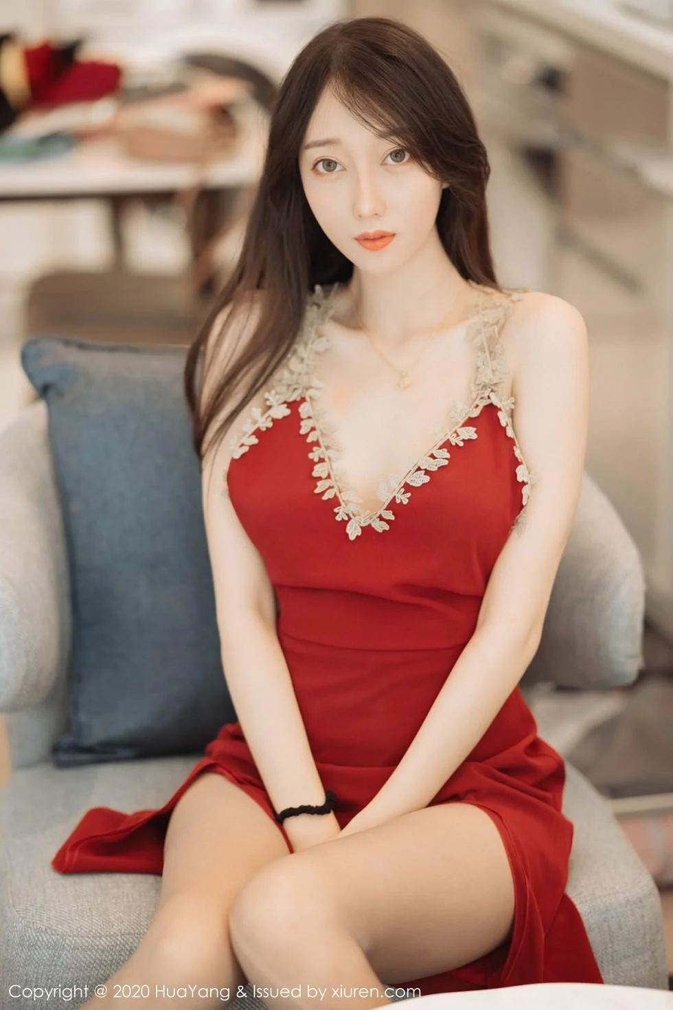 玥儿玥er私房性感红色吊裙配超薄肉丝裤袜完美绝美写真 第 1 张