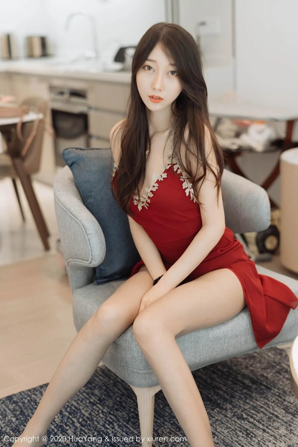 玥儿玥er私房性感红色吊裙配超薄肉丝裤袜完美绝美写真 第 11 张
