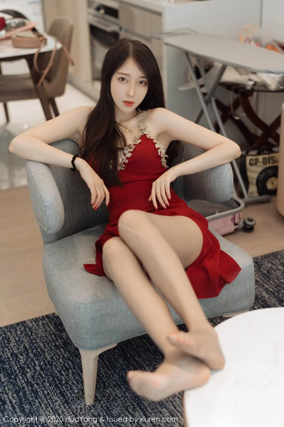 玥儿玥er私房性感红色吊裙配超薄肉丝裤袜完美绝美写真 第 21 张