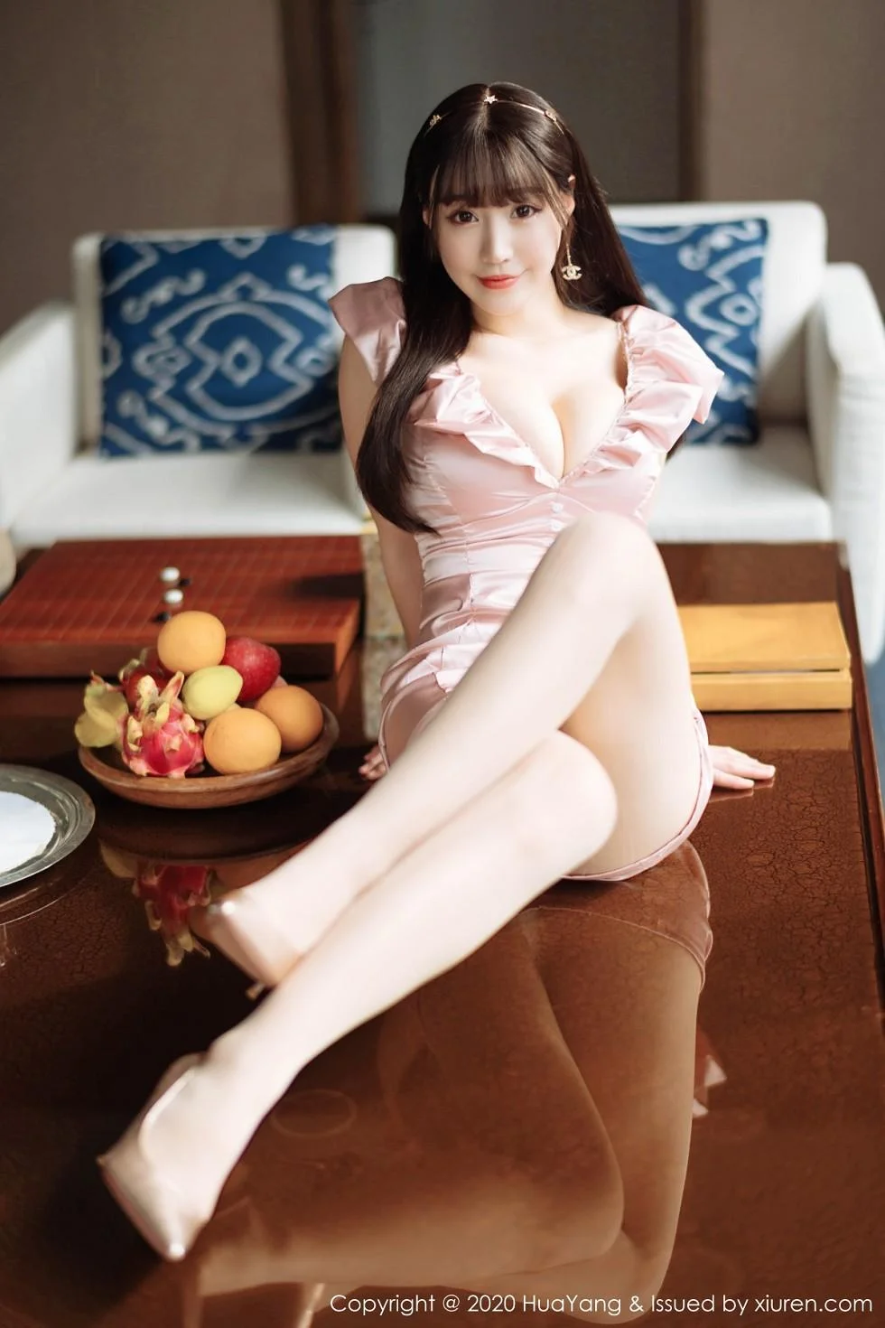 朱可儿Flower三亚旅拍私房粉色深V礼裙秀豪乳绝美写真 第 35 张