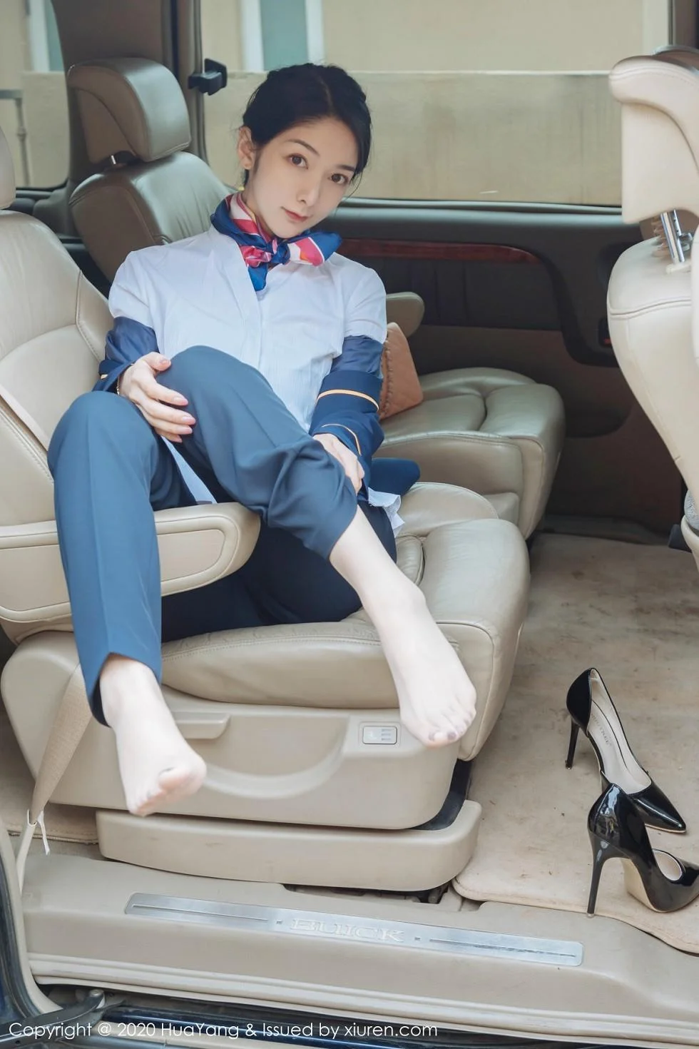 Angela小热巴云南旅拍职业装车拍开档肉丝裤袜绝美写真 第 11 张